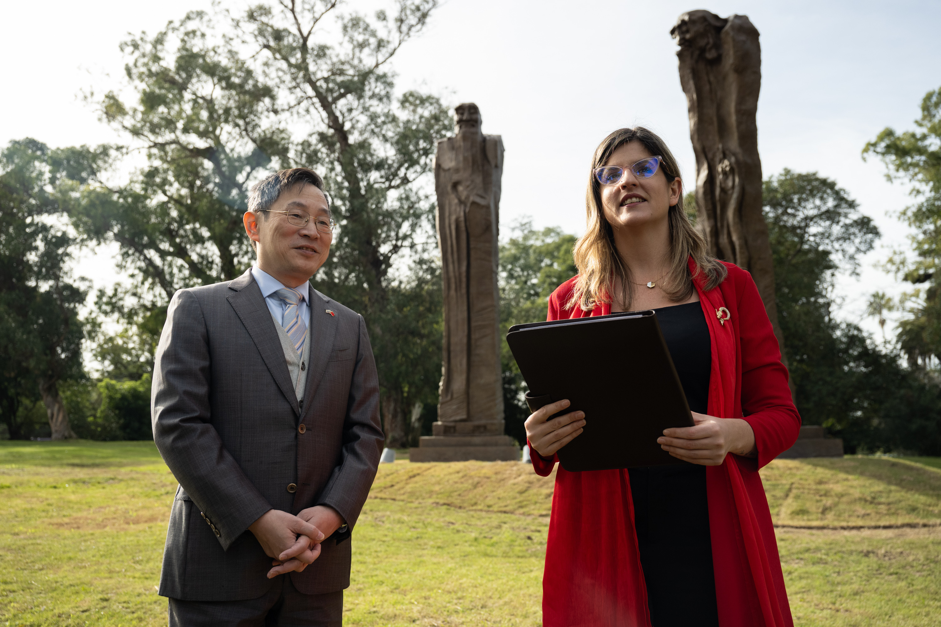 Inauguración de esculturas chinas en Parque Batlle