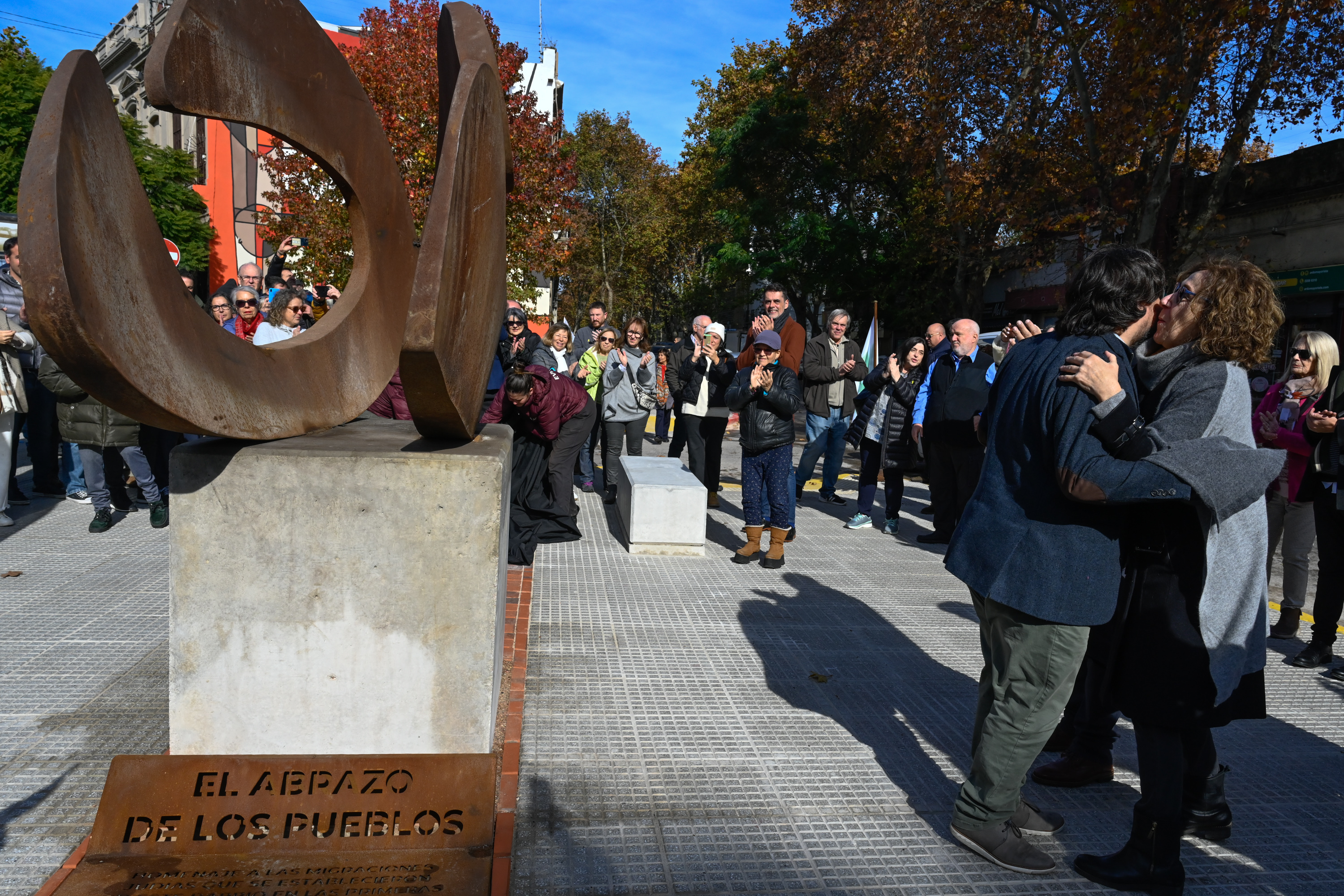 Inauguración de espacio publico, mural y escultura en La Comercial 