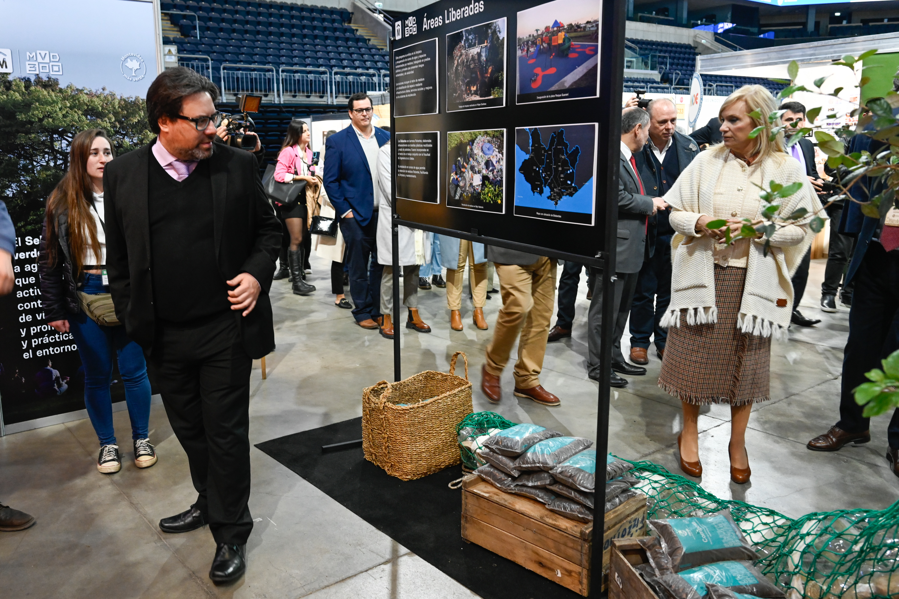 Mauricio Zunino (i) en la inauguración de la Expo Uruguay Sostenible 2024 