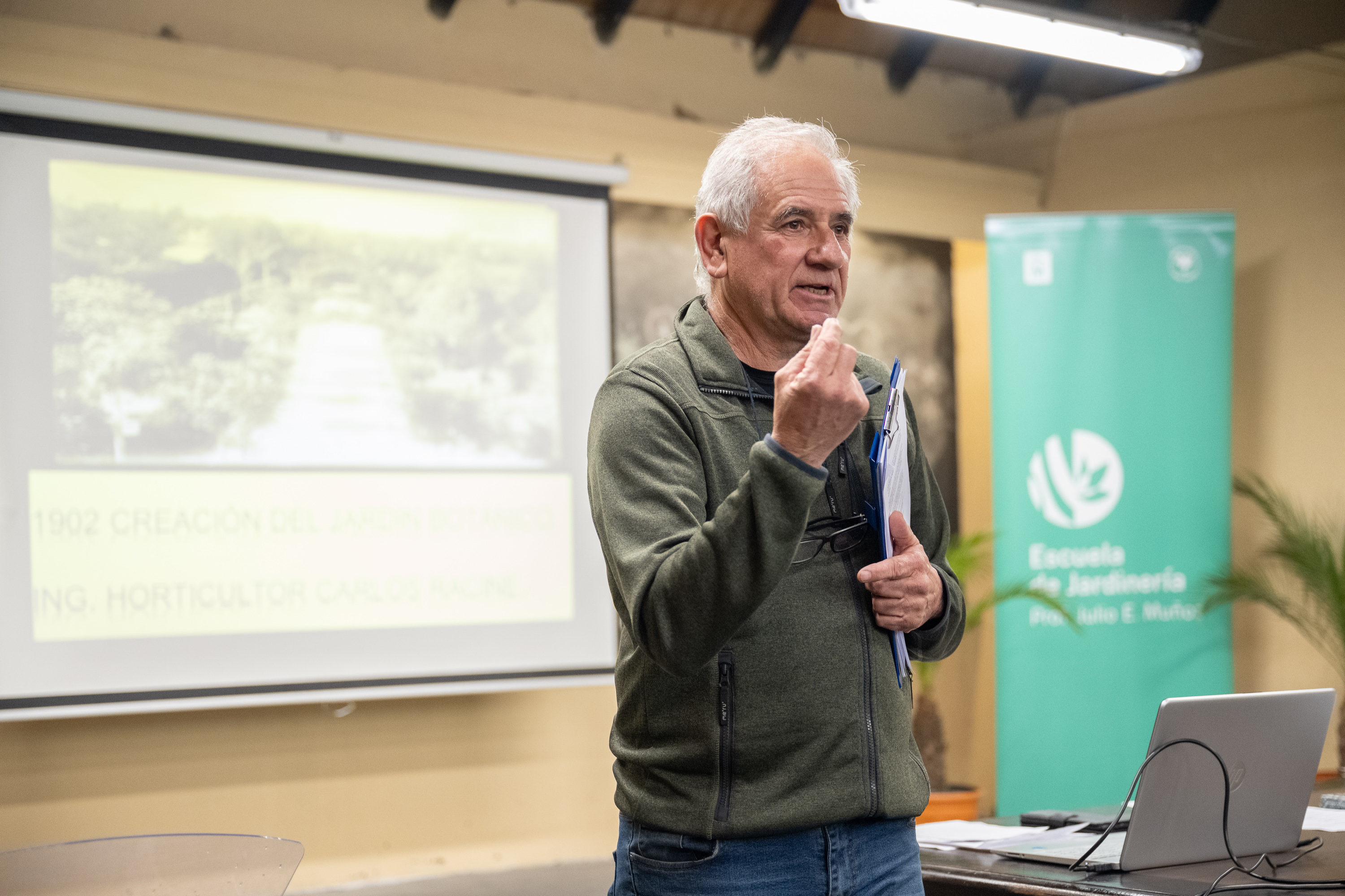 Entrega de diplomas a egresados de la Escuela de Jardinería