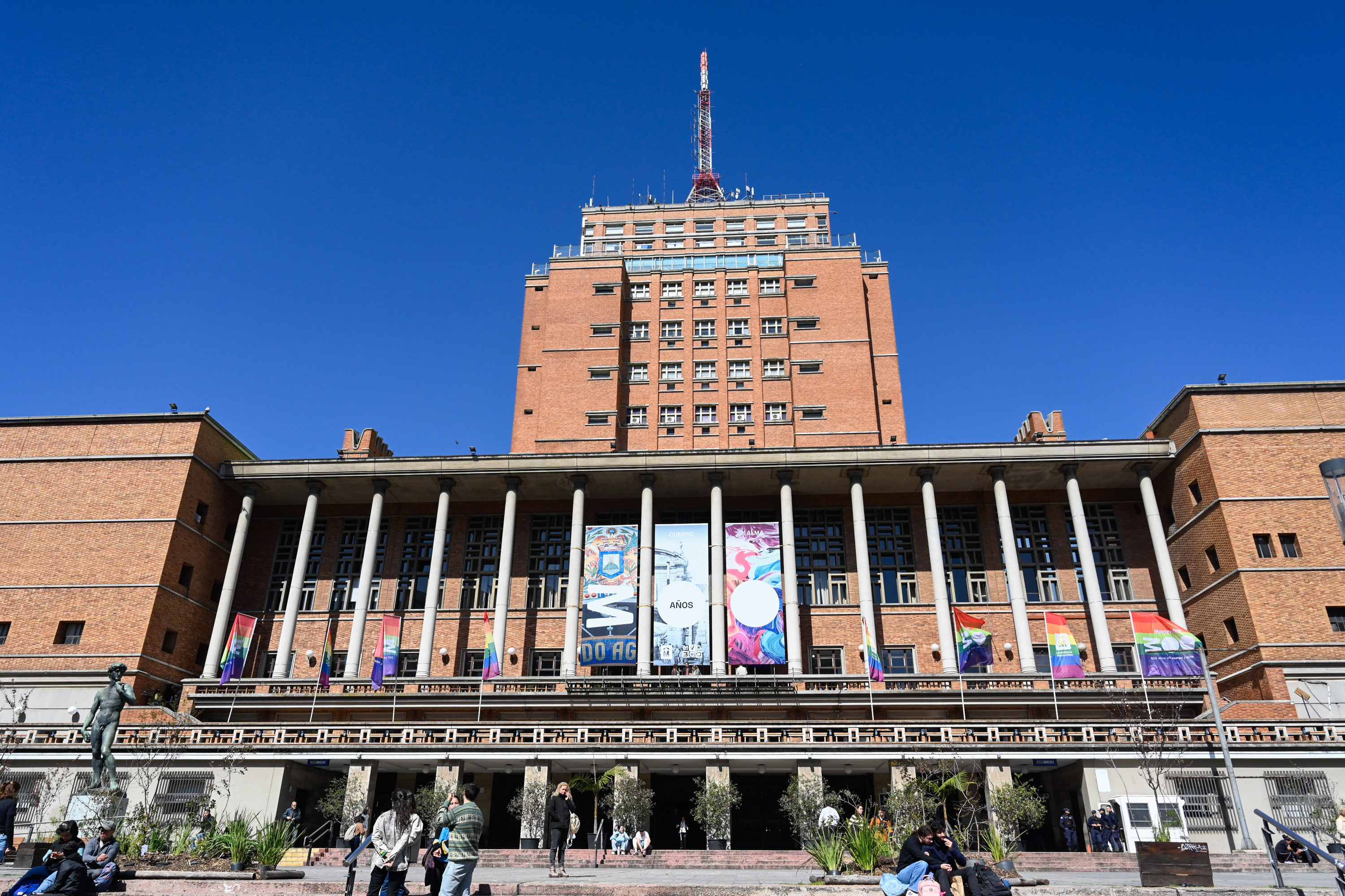 Fachada de la Intendencia en el marco del Congreso URUGUAY LGBT+ Summit Pride Connection Montevideo 2024