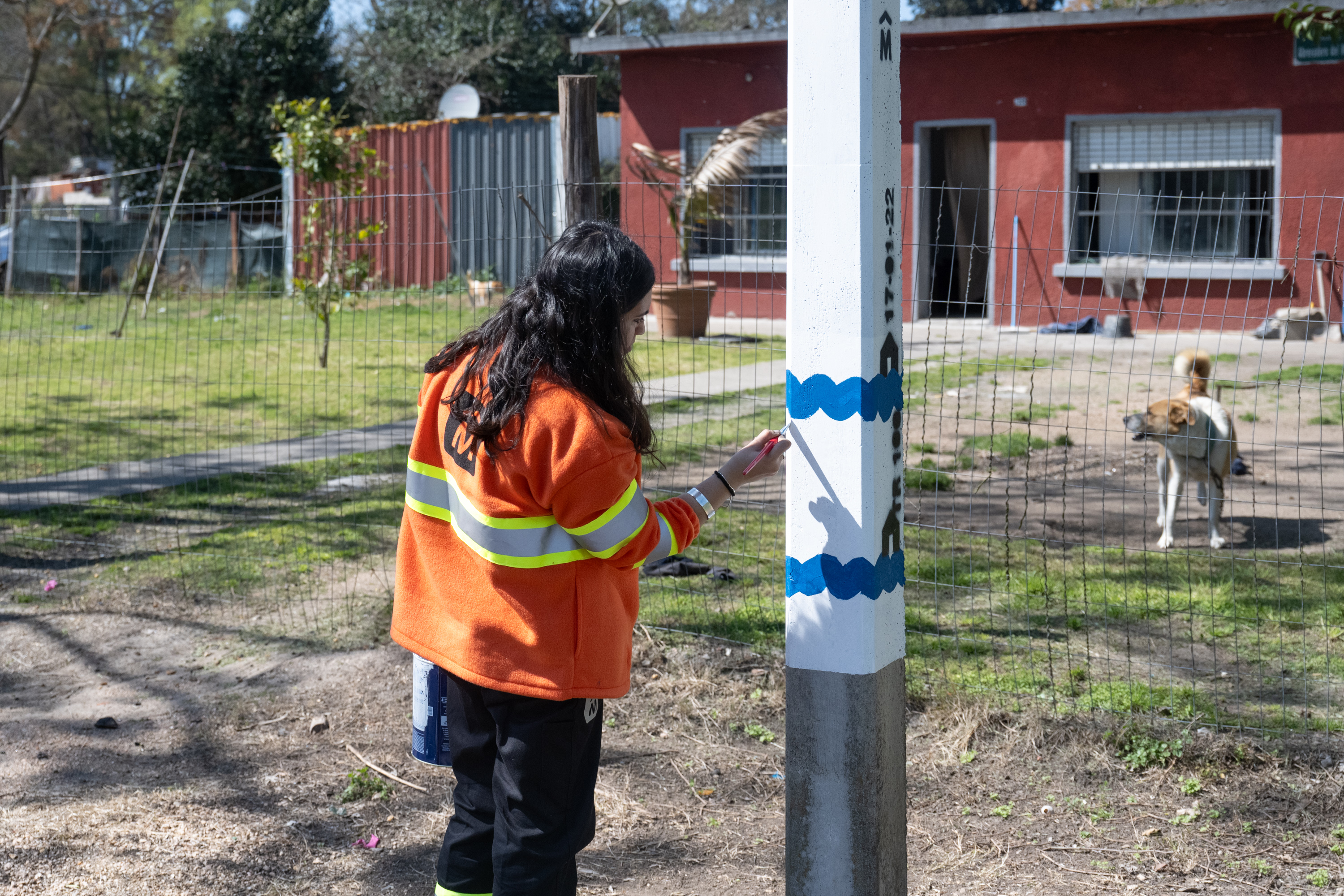 Pintada de columna de aviso temprano de inundaciones en el arroyo Manga