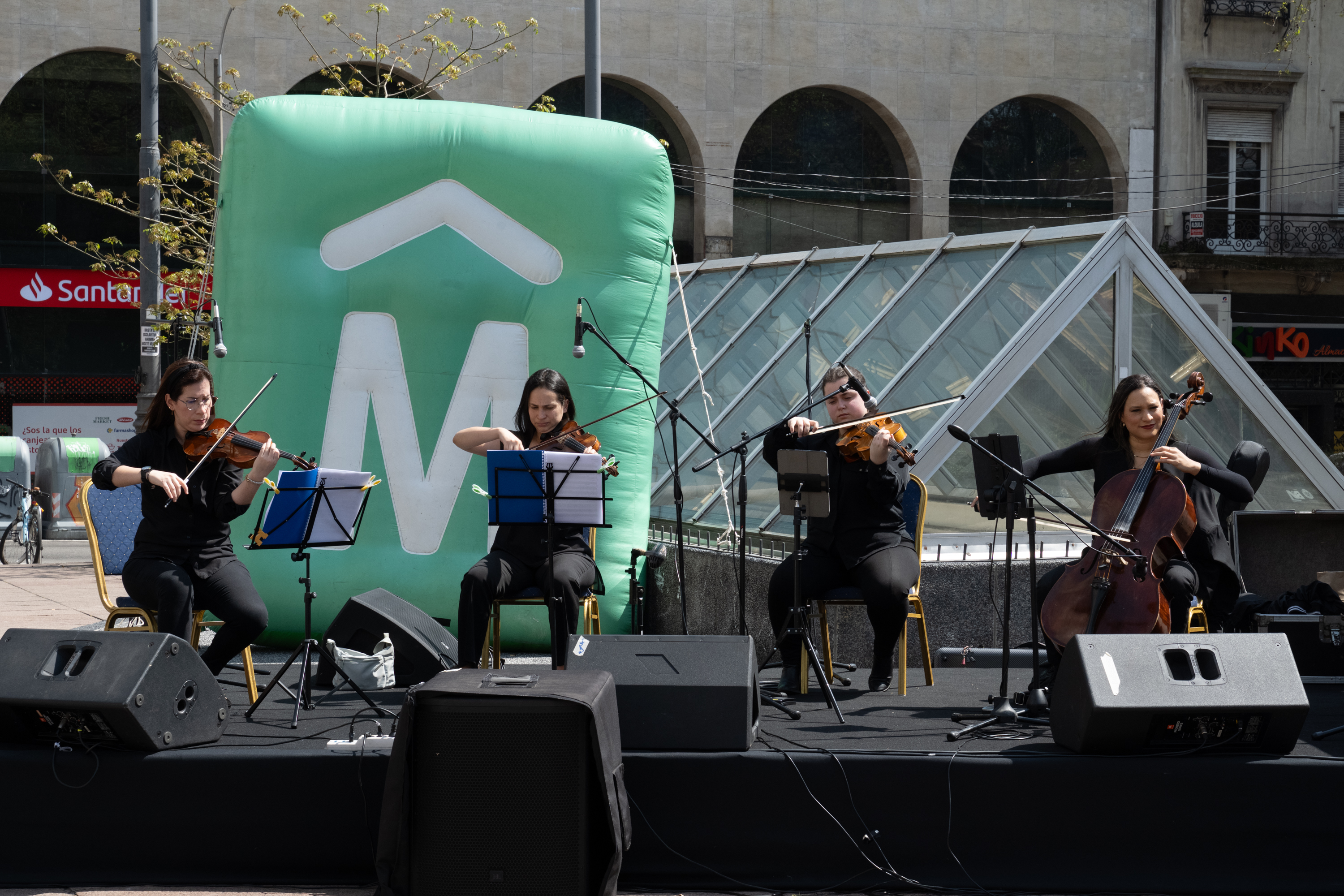 Actividades en corredor de Av.18 e Julio por el día de las plazas y los barrios