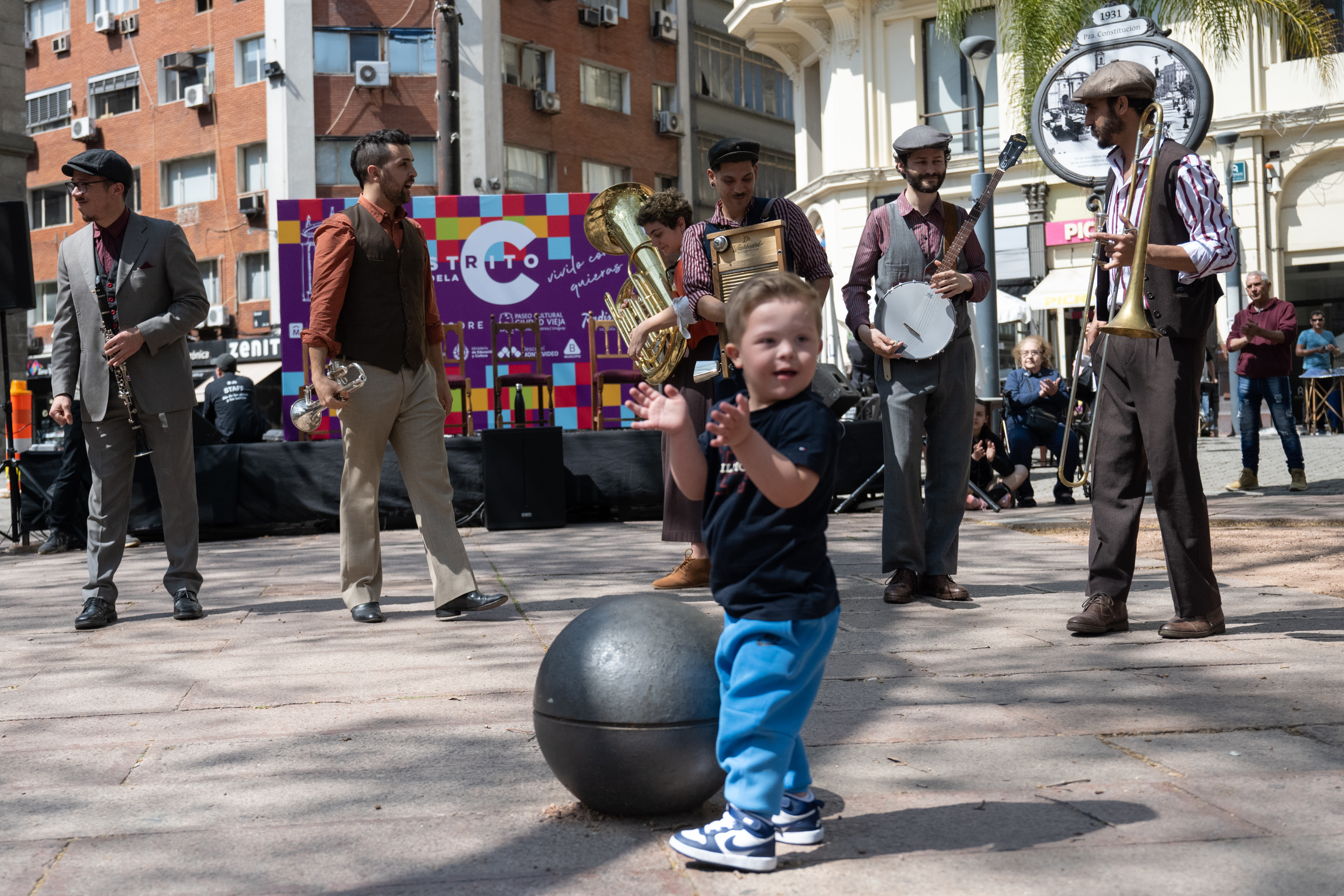 Actividades en plaza Juan Angel Silva por el día de las plazas y los barrios