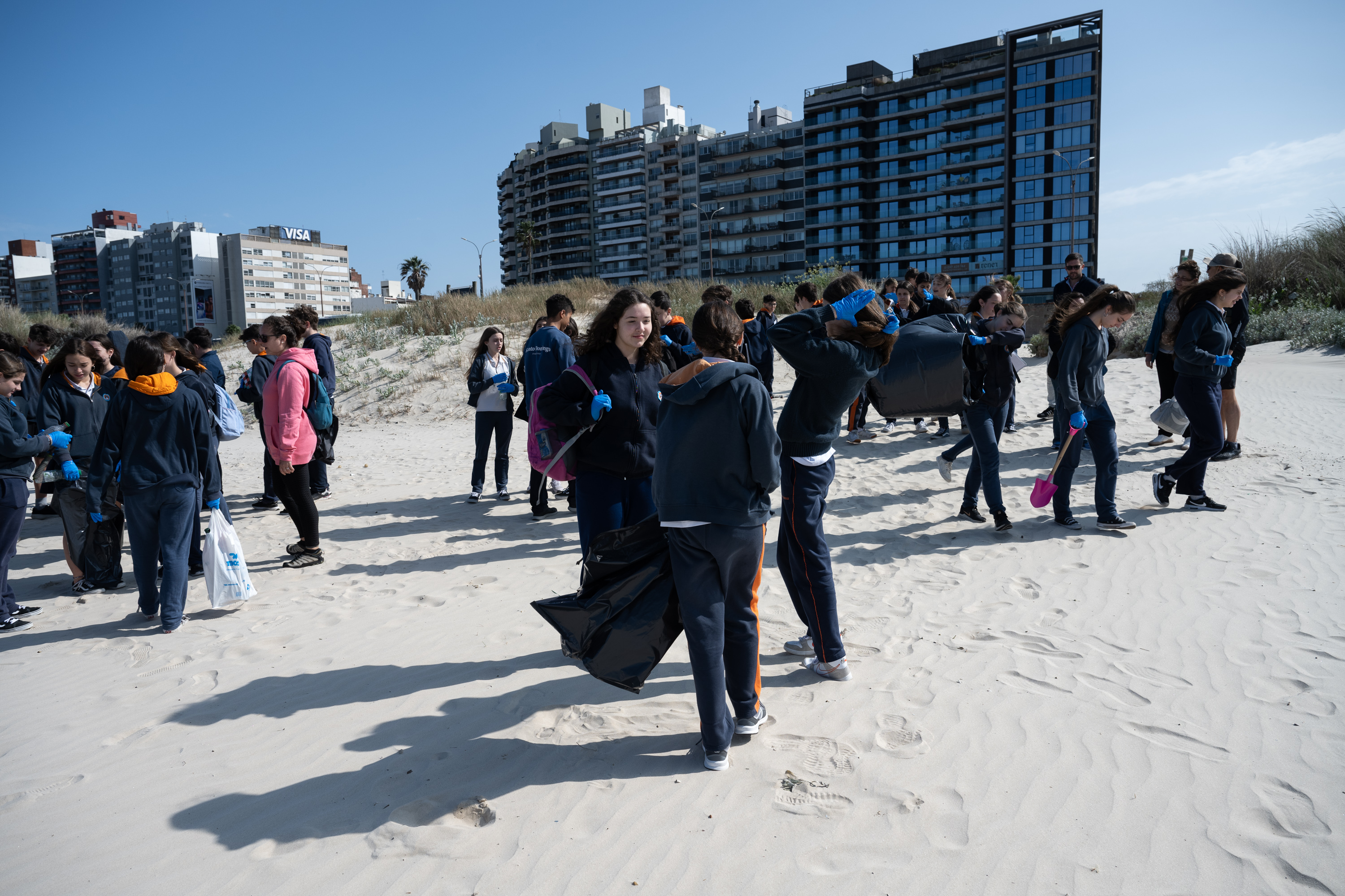 Jornada de plantación y limpieza de la playa Malvín con la participación del Colegio Santo Domingo