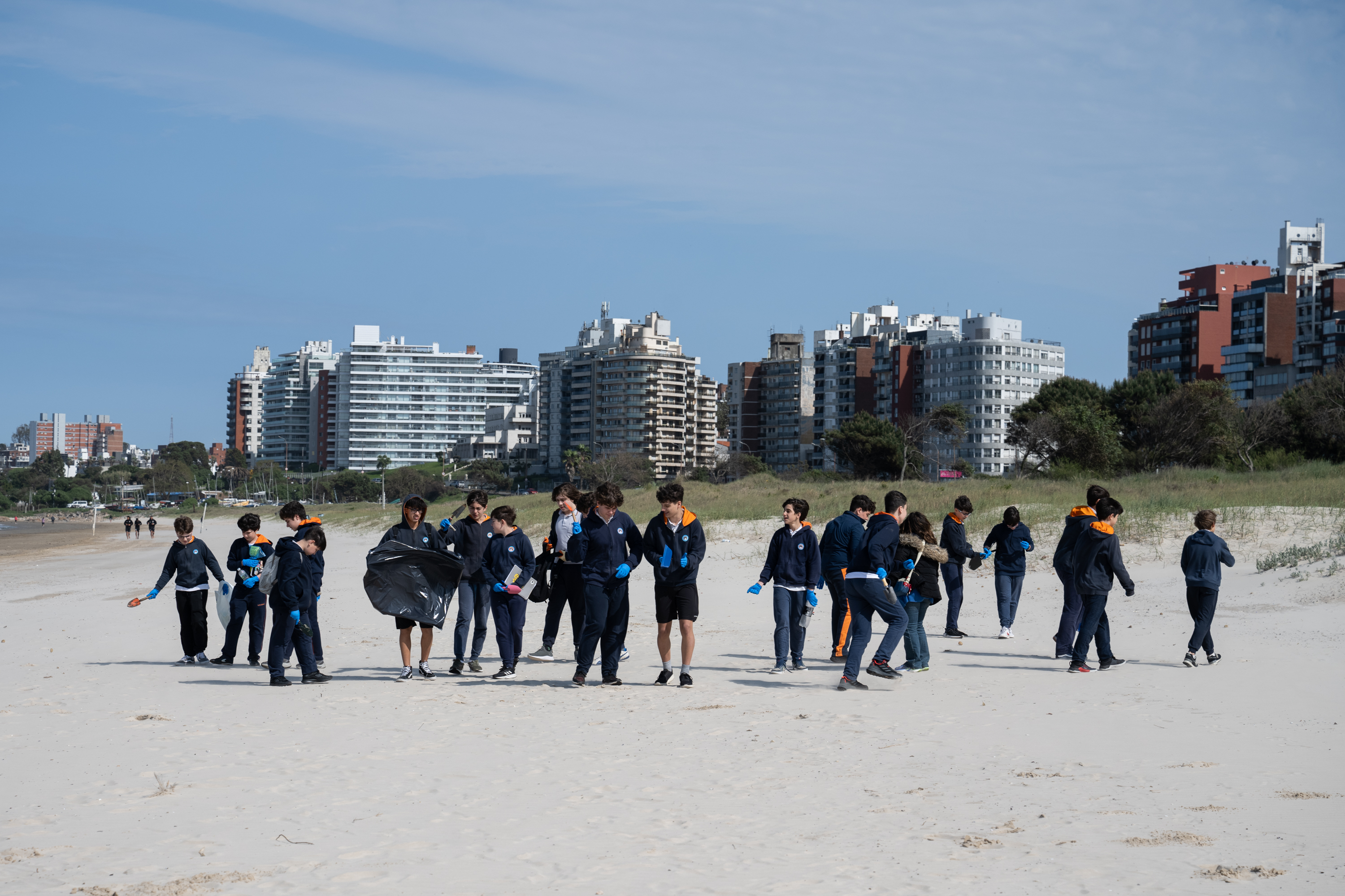 Jornada de plantación y limpieza de la playa Malvín con la participación del Colegio Santo Domingo