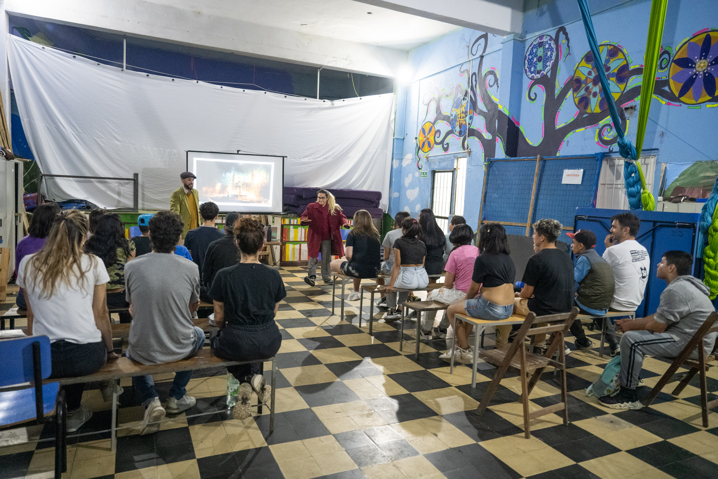 Función de Teatro en el Aula: Montevideo Ciudad Mágica, en el Centro Juvenil Bella Italia