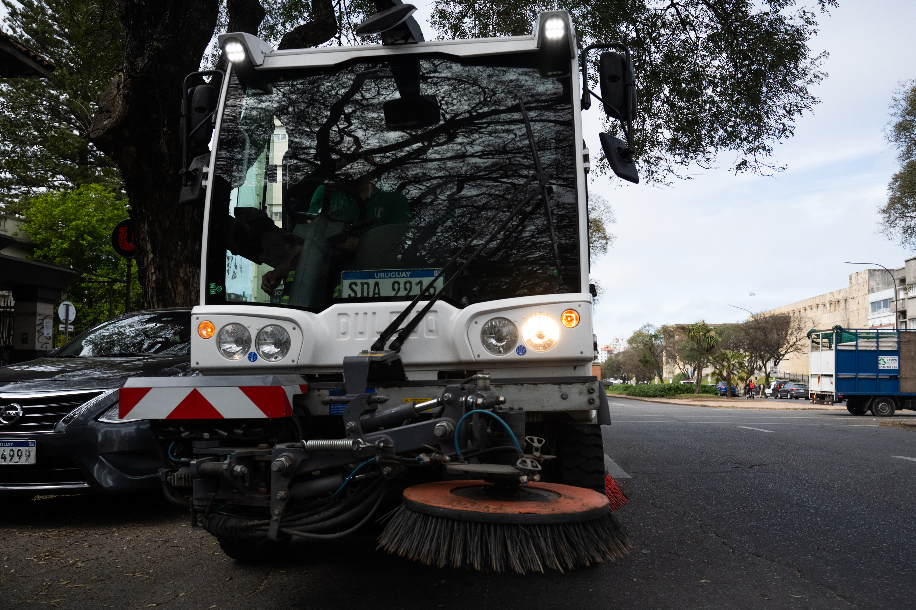 Tareas de limpieza hidrolavado y barrido en Bulevar Artigas