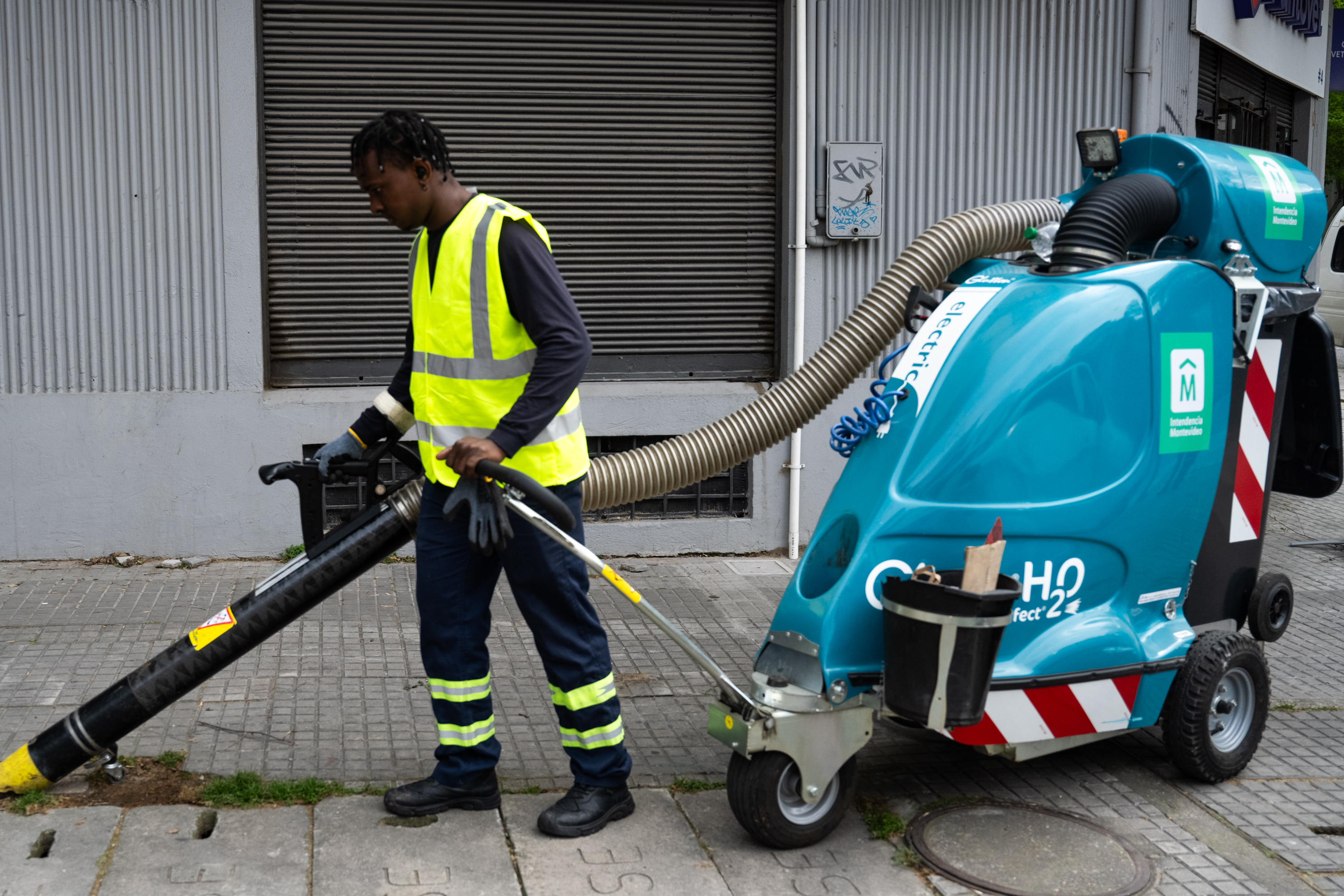 Tareas de limpieza hidrolavado y barrido en Bulevar Artigas