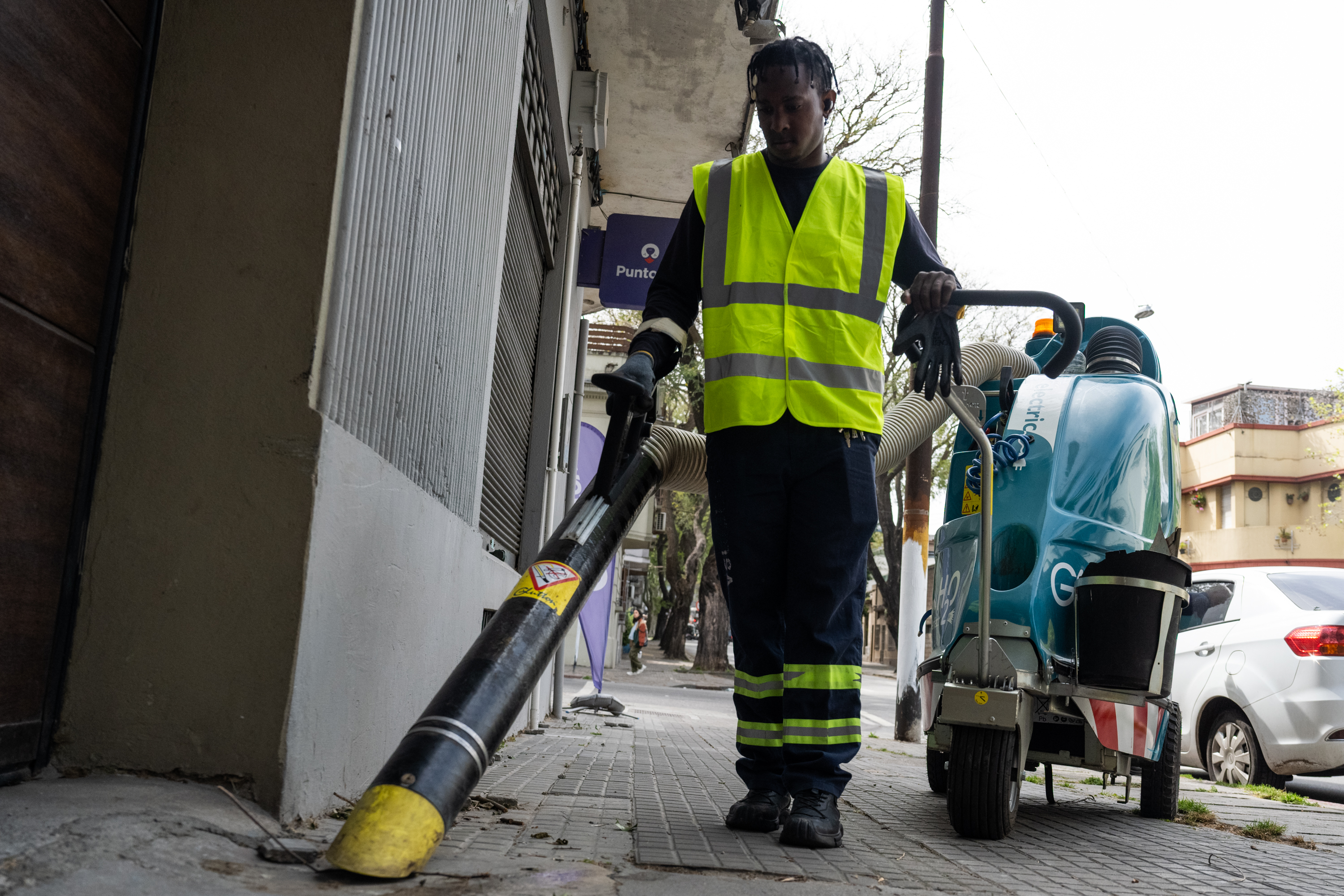 Tareas de limpieza hidrolavado y barrido en Bulevar Artigas