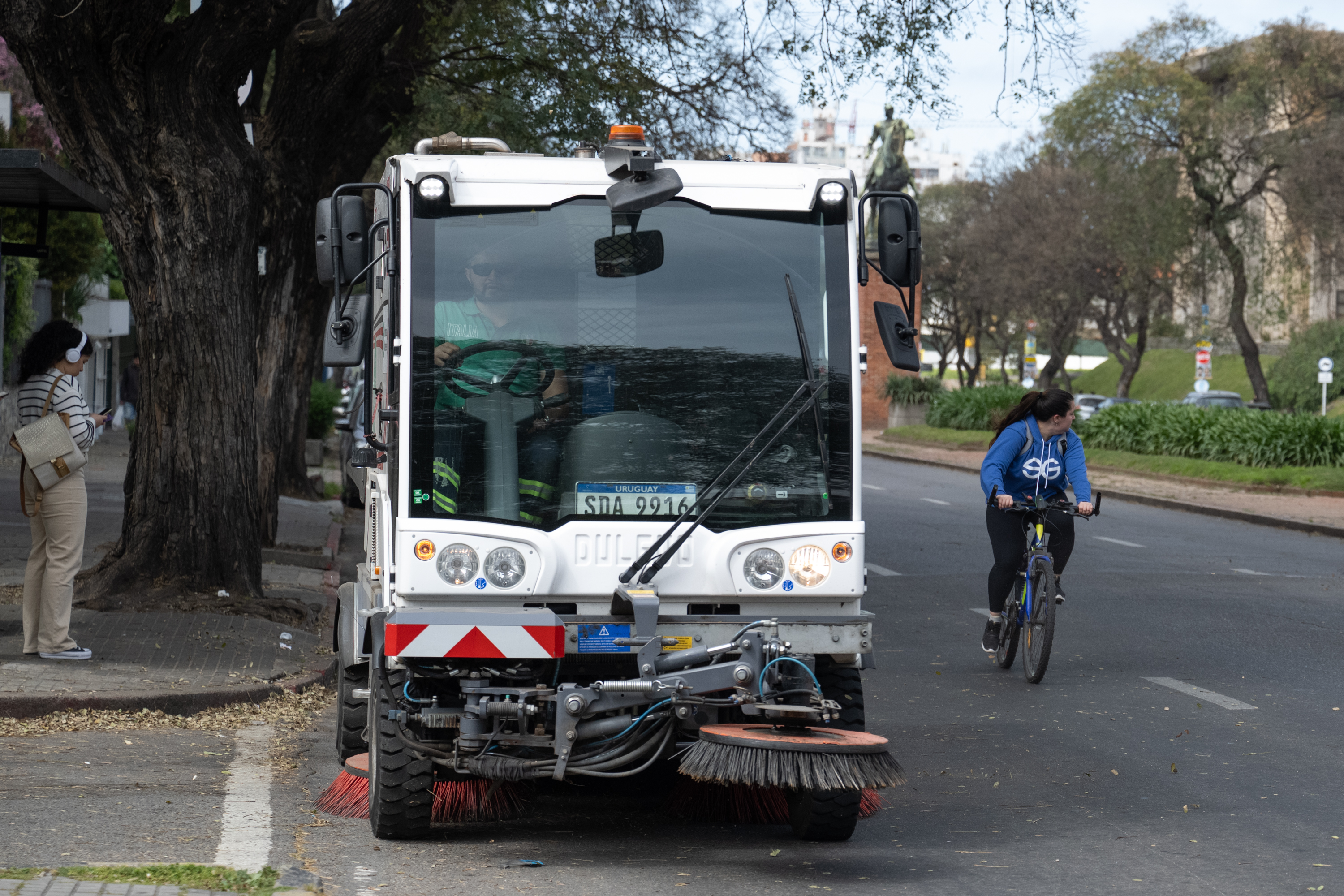 Tareas de limpieza hidrolavado y barrido en Bulevar Artigas