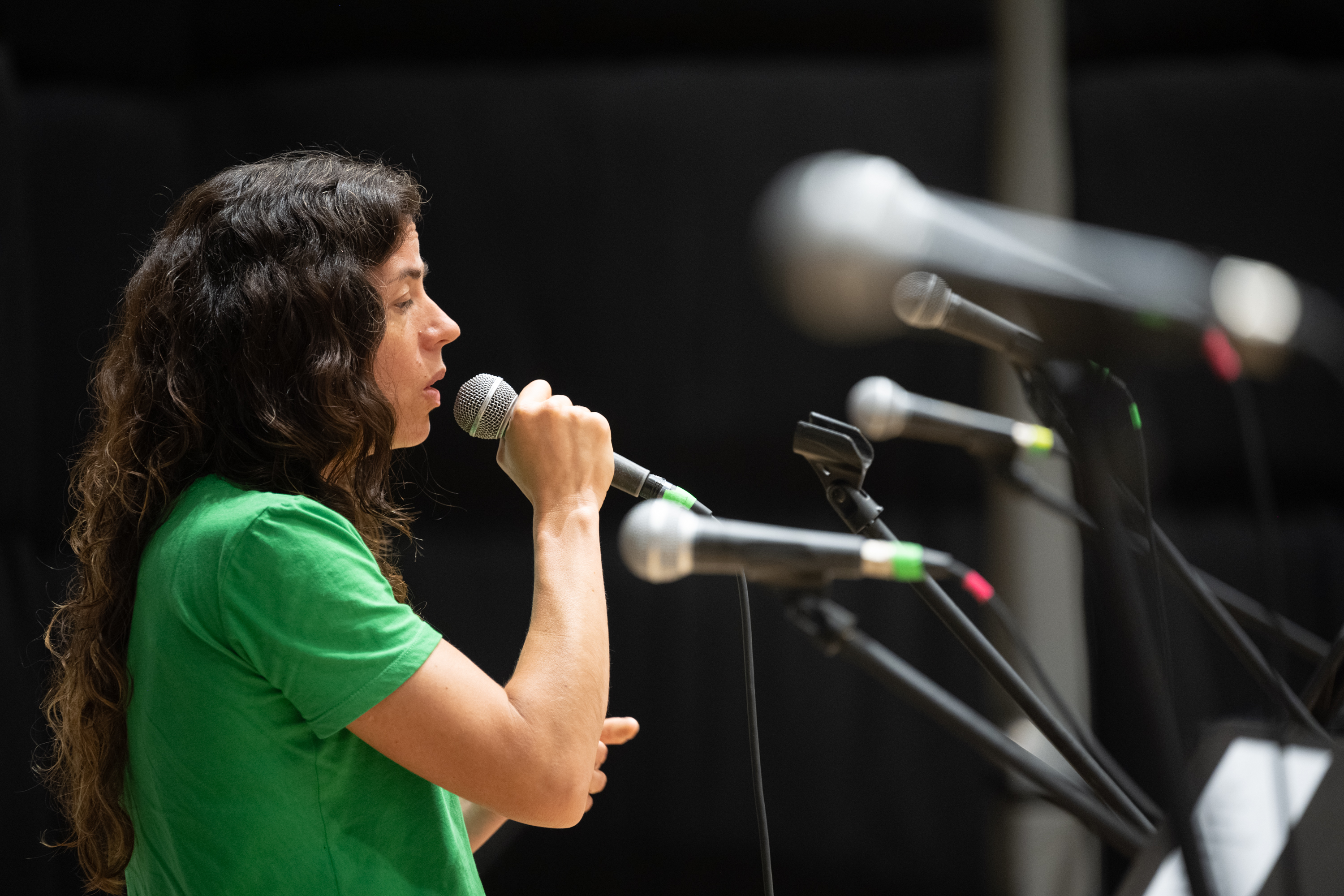 Ensayo de Maia Castro junto a la Banda Sinfónica de Montevideo