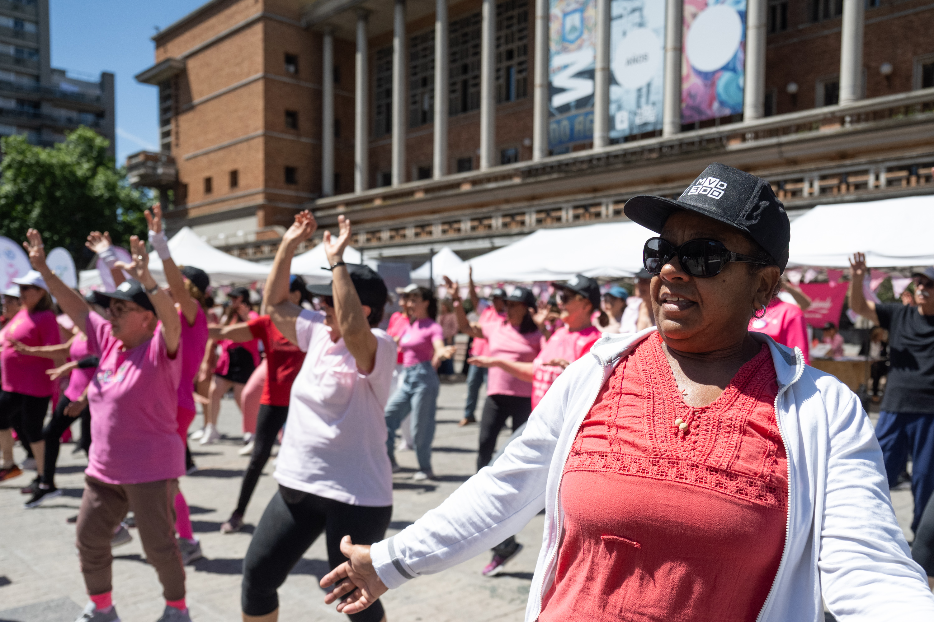 Jornada de prevención del cáncer de mama en la explanada de la Intendencia de Montevideo