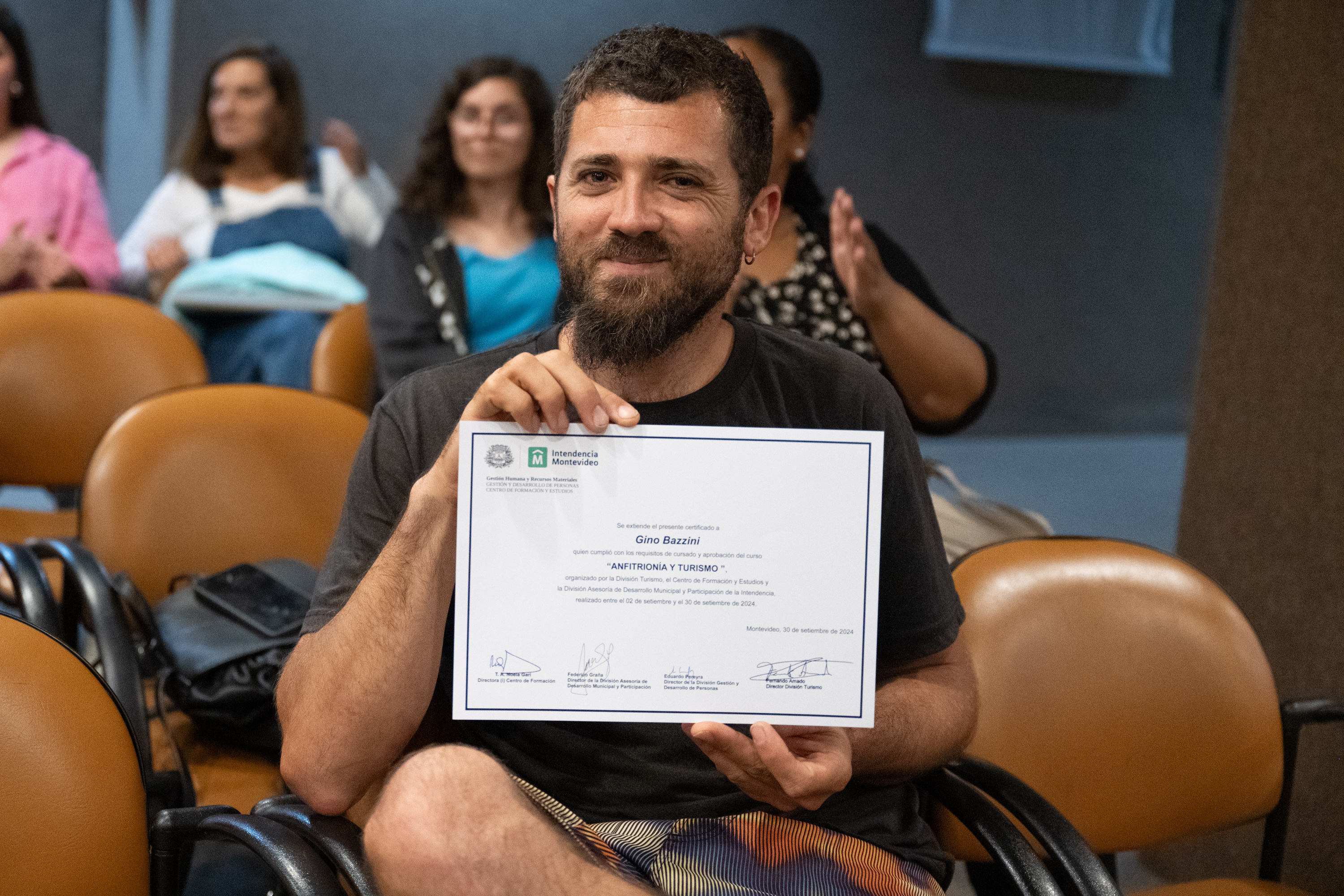 Entrega de certificados del curso de anfitrionía aplicada al Turismo