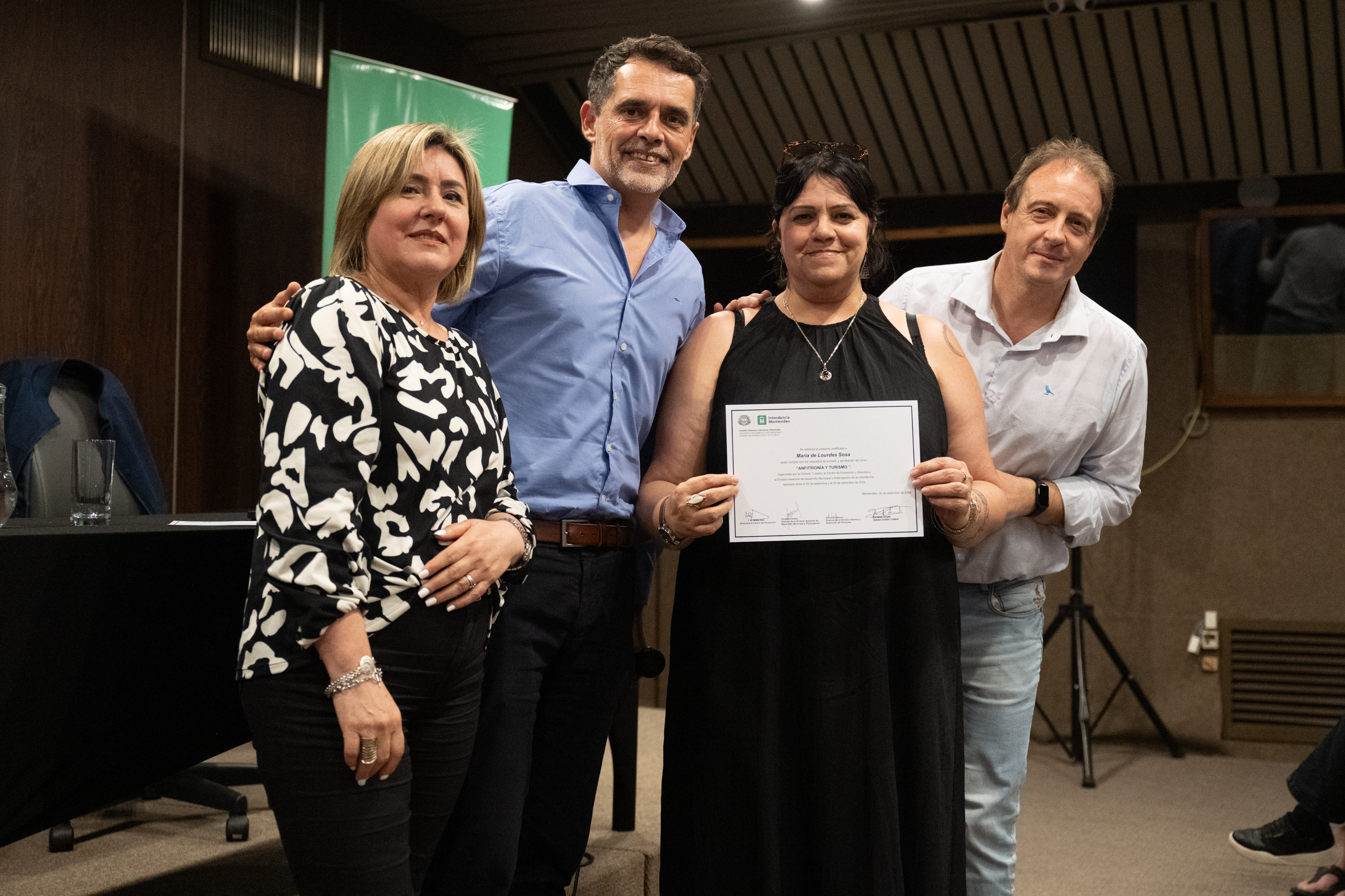 Entrega de certificados del curso de anfitrionía aplicada al Turismo