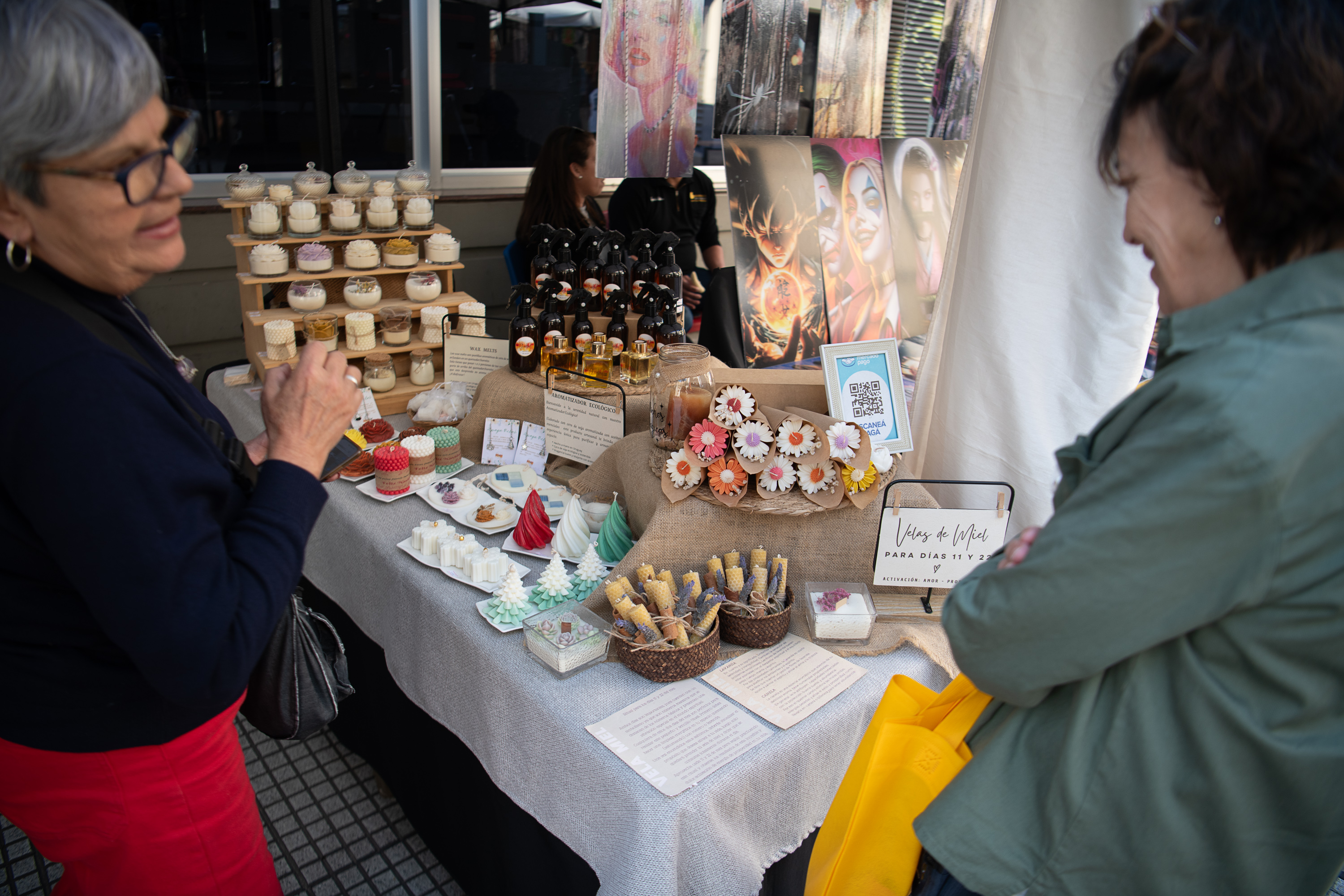 Feria de economía social y solidaria en la peatonal Sarandí,