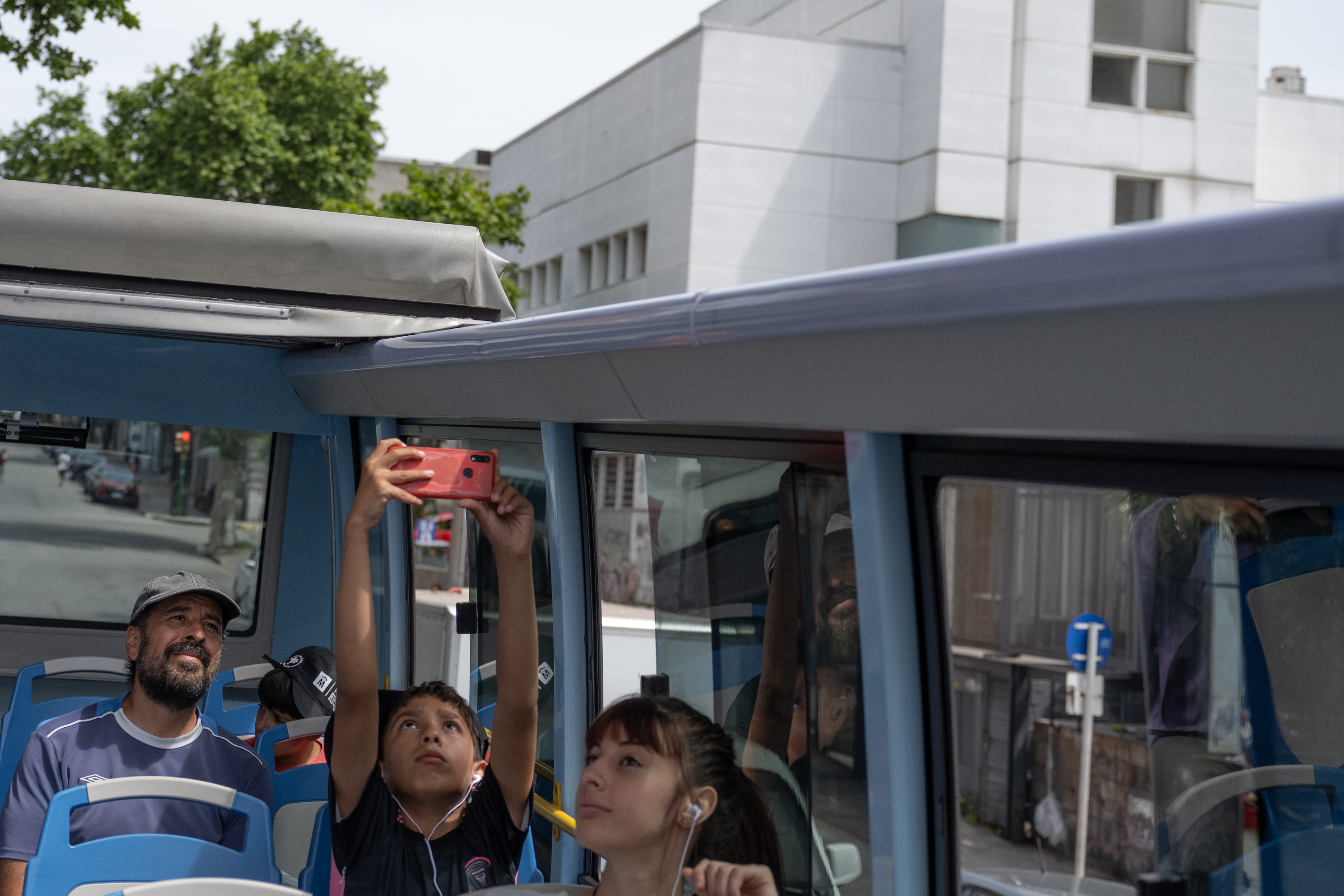 Paseo de adolescentes del Complejo Sacude en el bus turístico