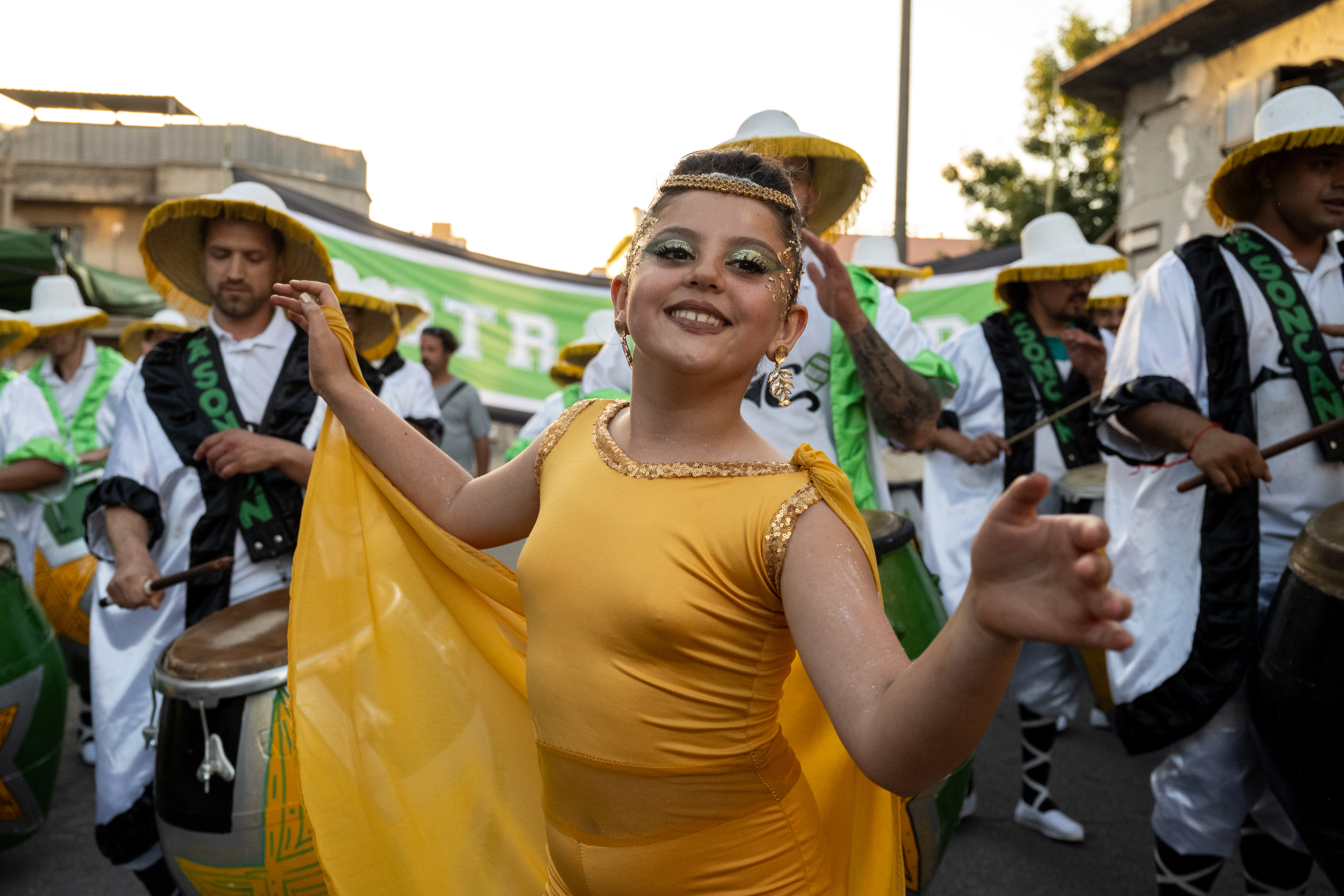 Desfile de comparsas de la Movida Joven por Isla de Flores