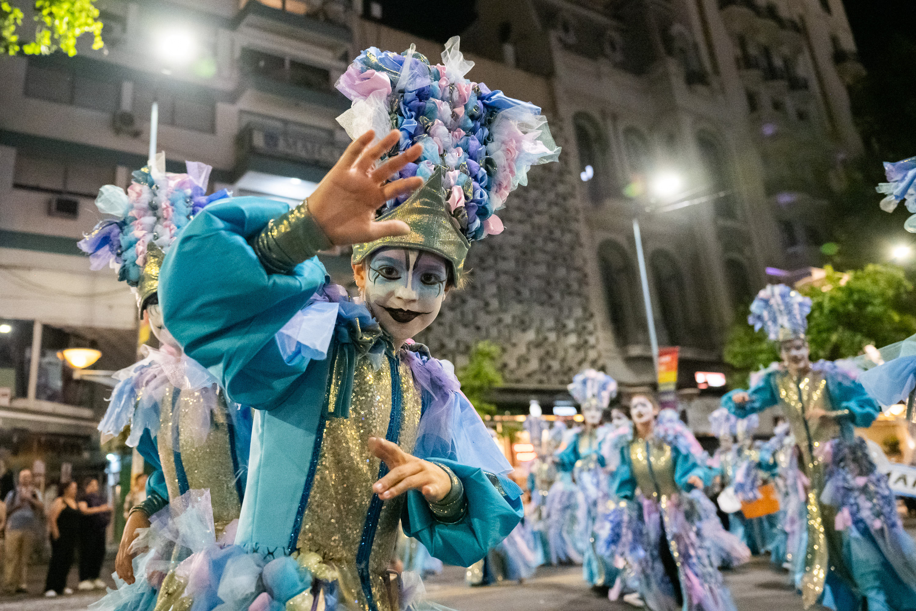 Desfile del Carnaval de las Promesas por Av. 18 de Julio