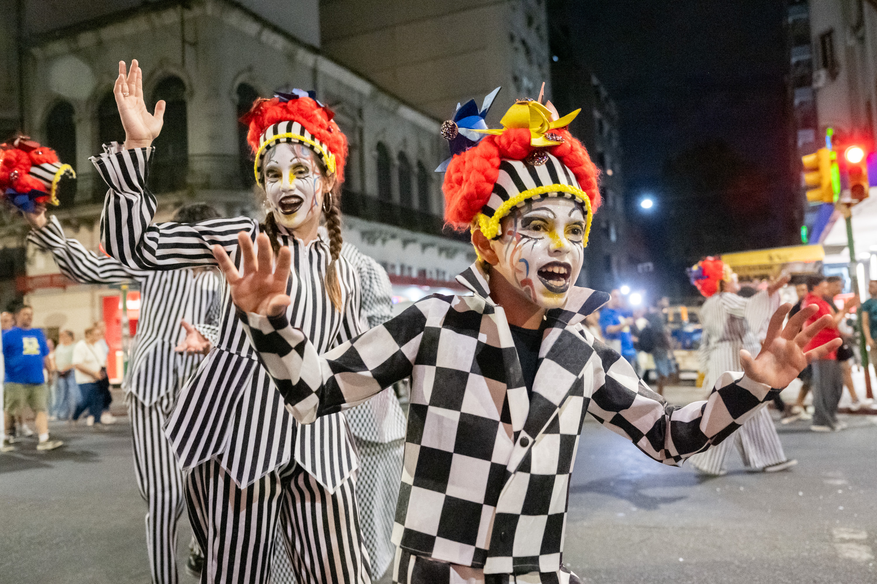 Desfile del Carnaval de las Promesas por Av. 18 de Julio