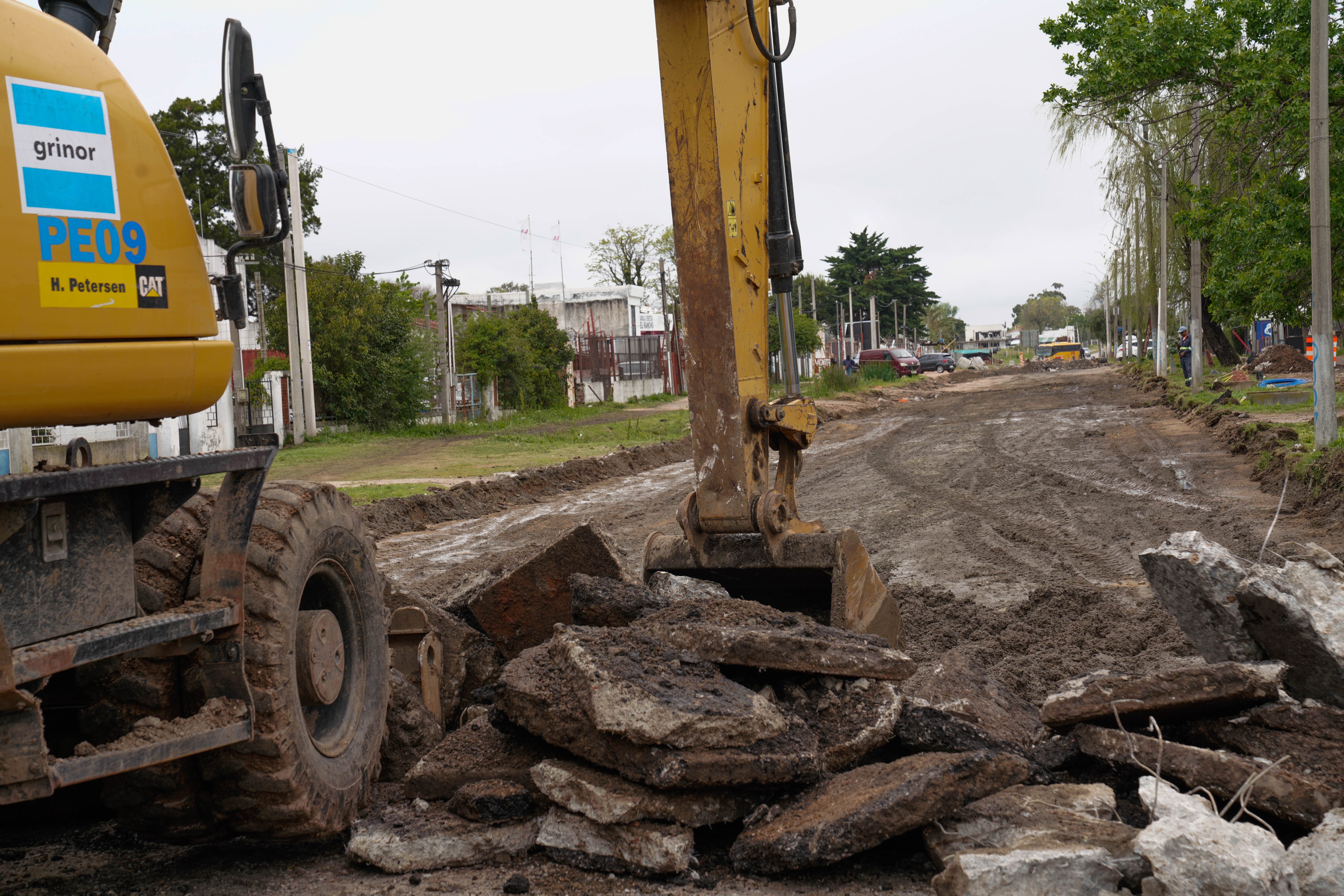 Avance de trabajos de pavimentación en Av. Don Pedro de Mendoza entre Teniente Rinaldi y Camino Capitán Tula, 24 de octubre de 2023