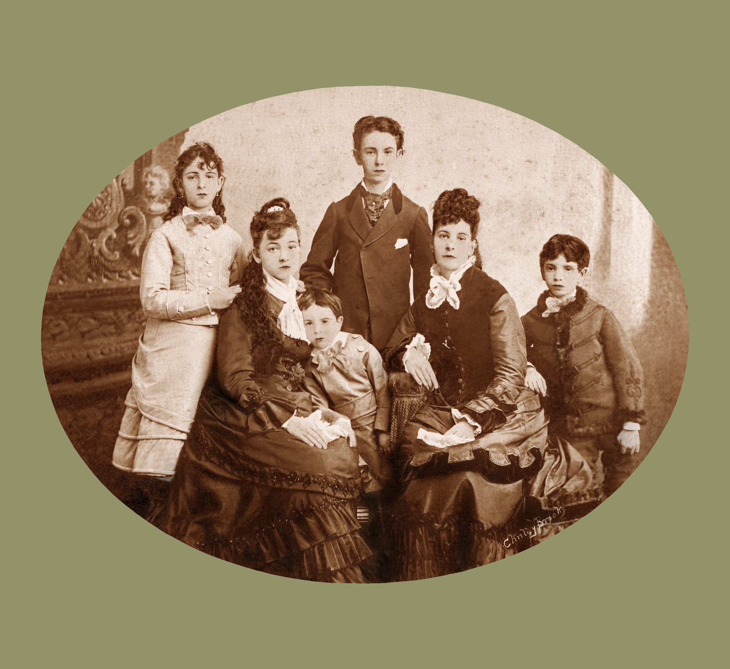 Julia Rodó, Isabel Rodó, Alfredo Rodó, Rosario Piñeyro, Eduardo Rodó y José E. Rodó. S.l. Año 1880 (aprox.)