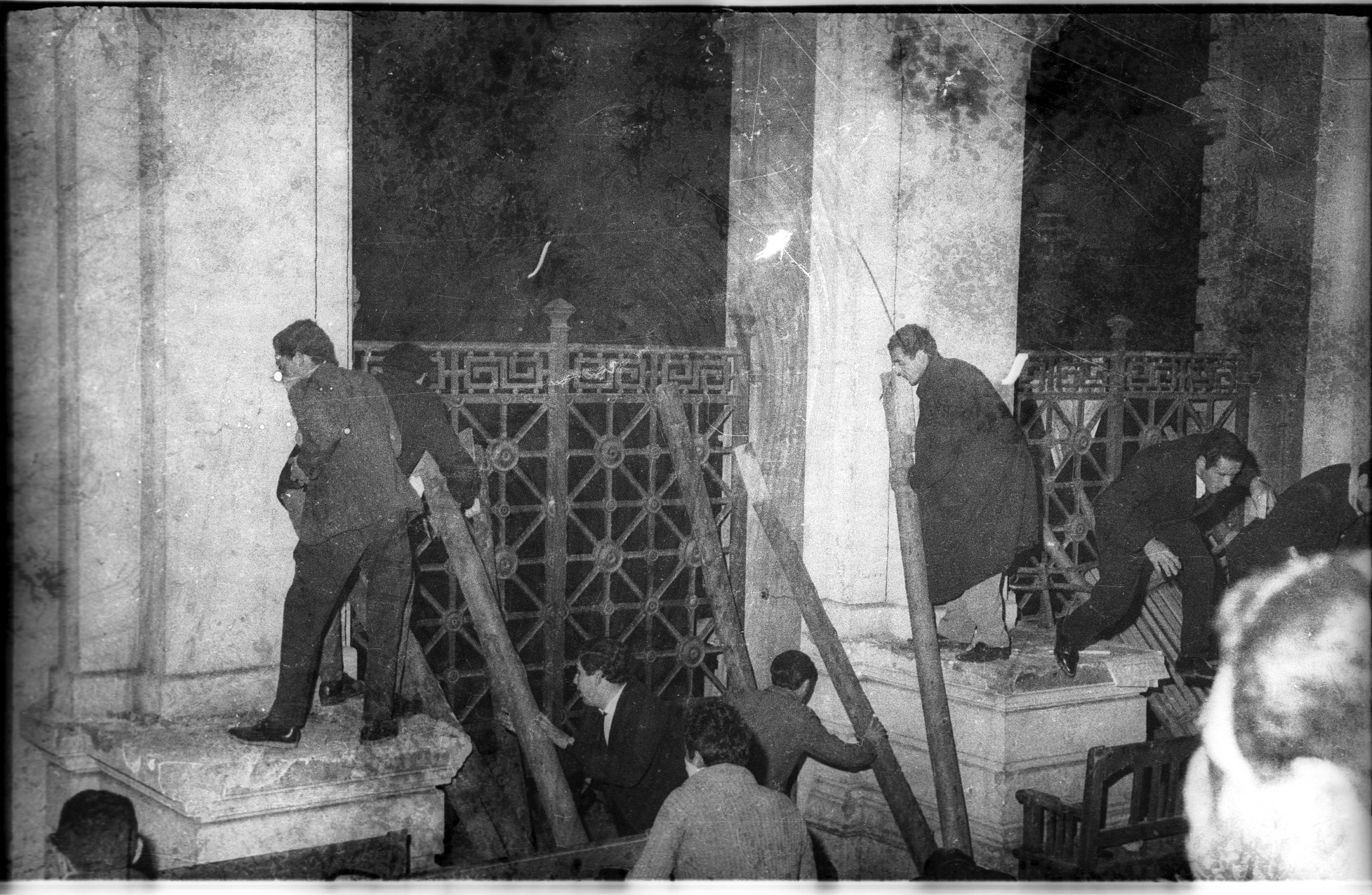 Estudiantes cercados por la policía, luego de la manifestación en rechazo a la ruptura de las relaciones diplomáticas entre Uruguay y Cuba. Universidad de la República. 09 de setiembre de 1964