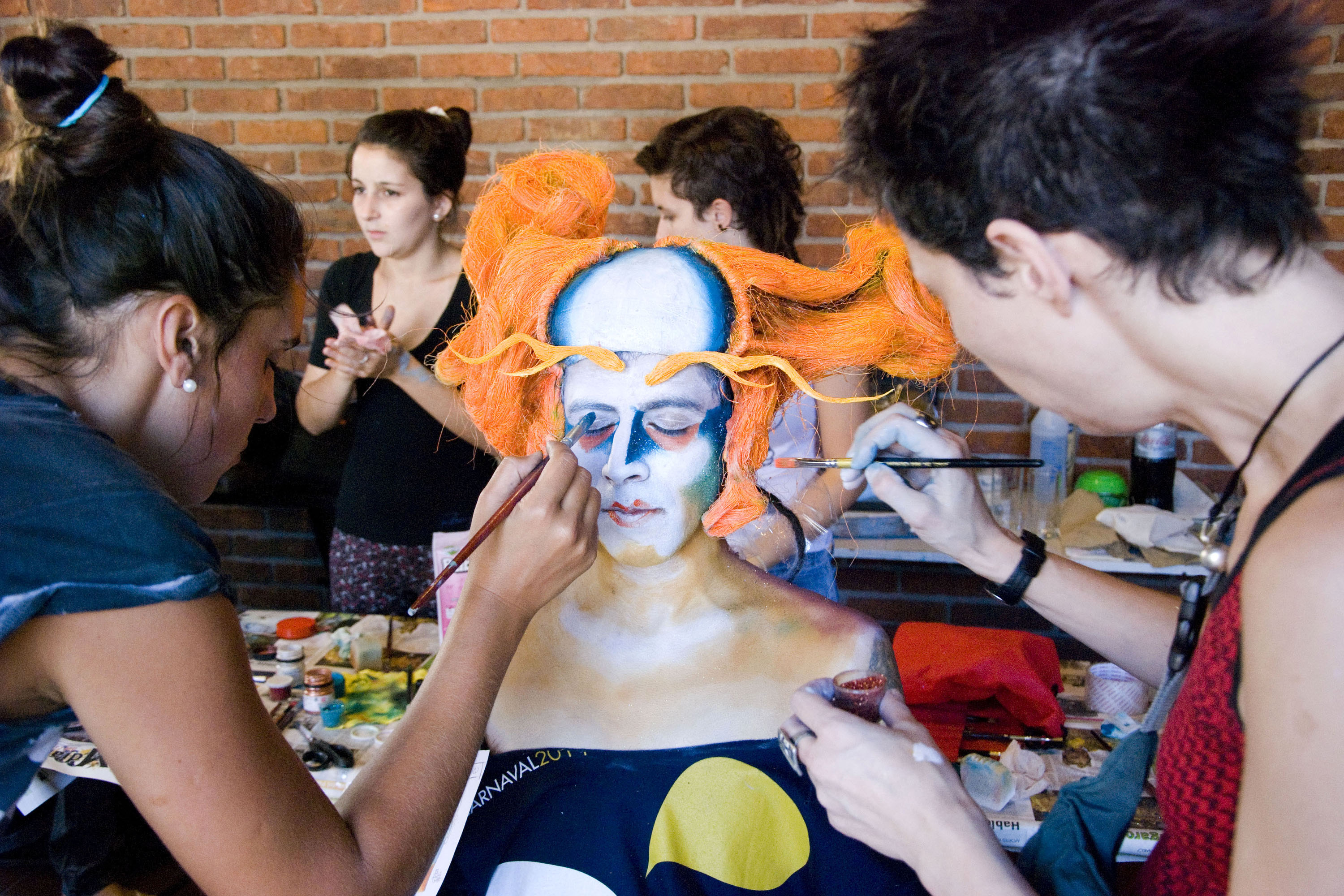 Maquillaje de la murga Agarrate Catalina antes del concurso en el Teatro de Verano.