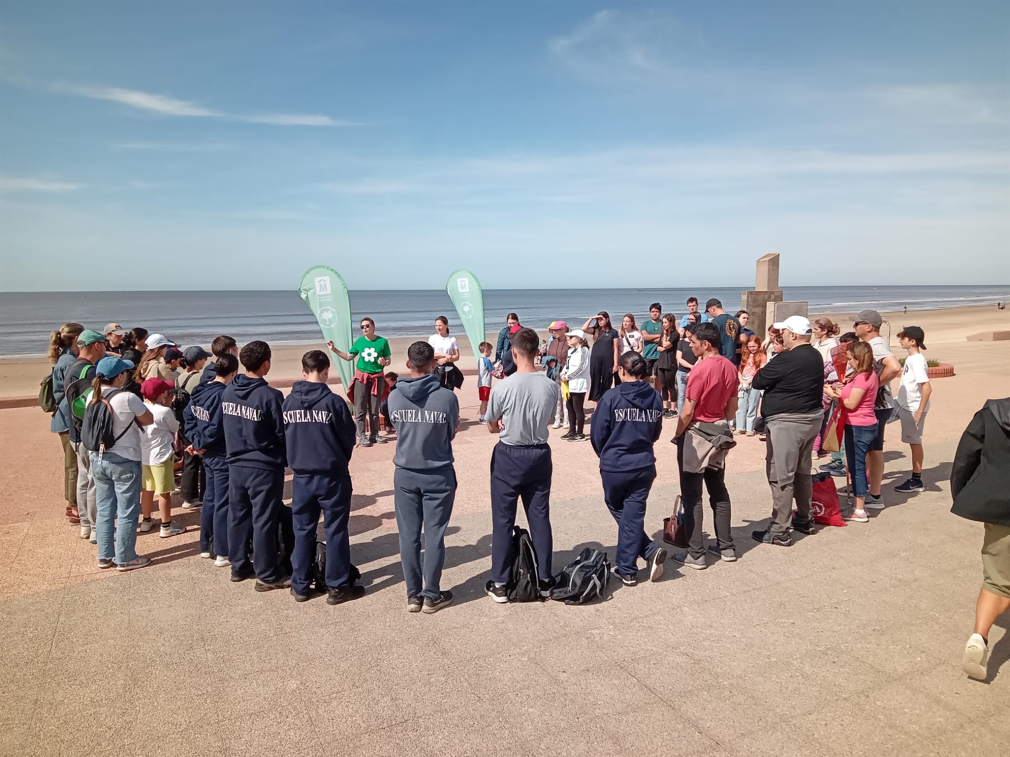  Jornada de plantación y limpieza de la playa Carrasco, organizada por el Colegio Alemán