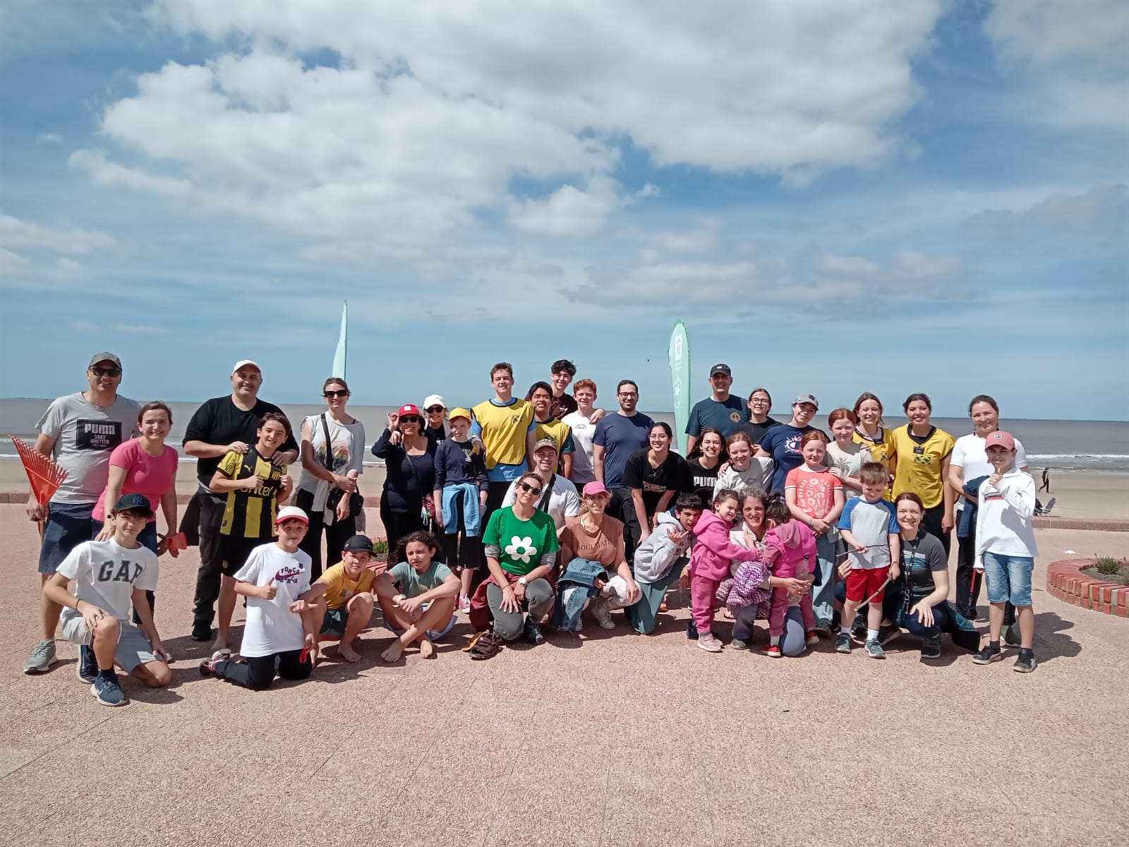  Jornada de plantación y limpieza de la playa Carrasco, organizada por el Colegio Alemán