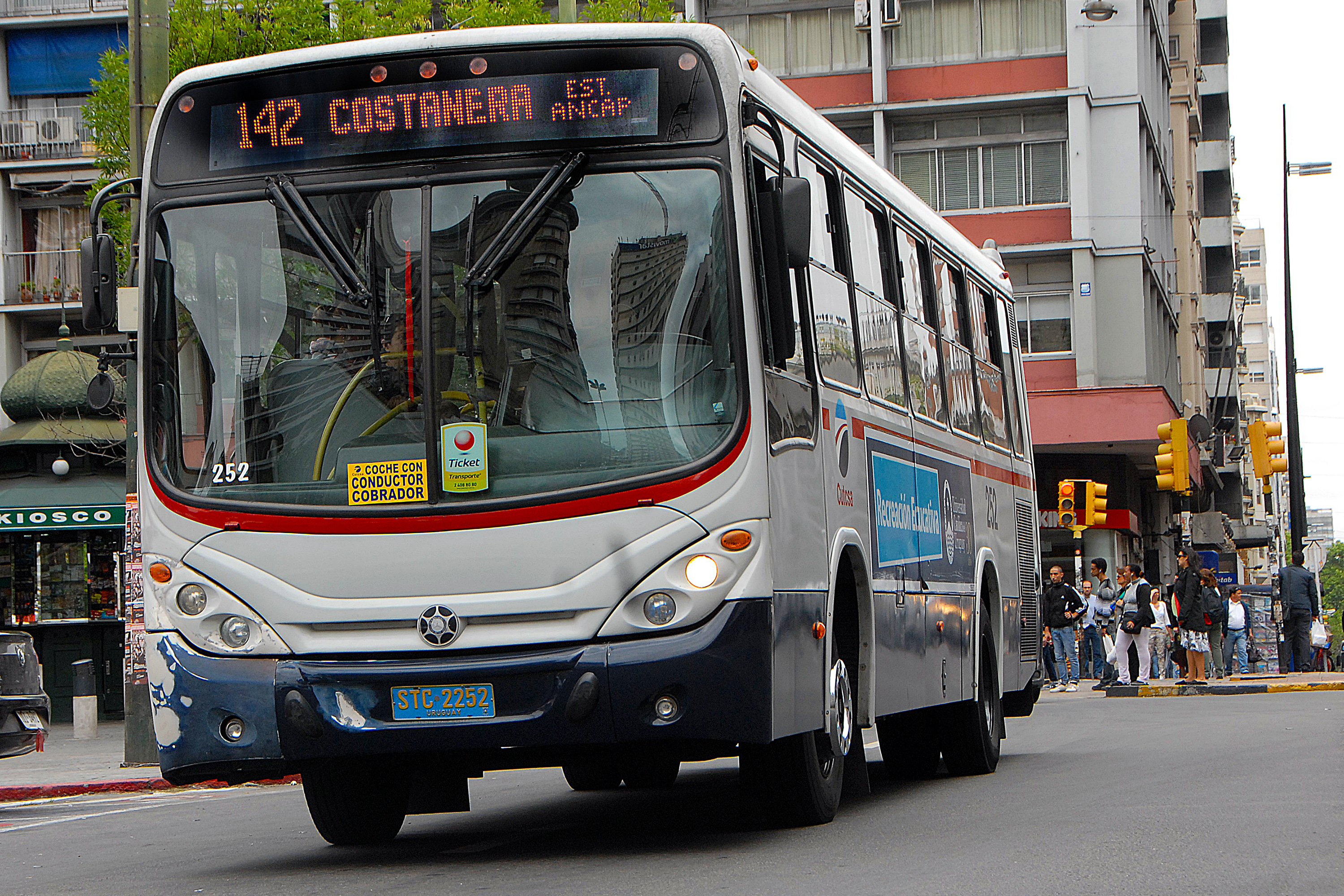 Ómnibus en Avenida 18 de julio