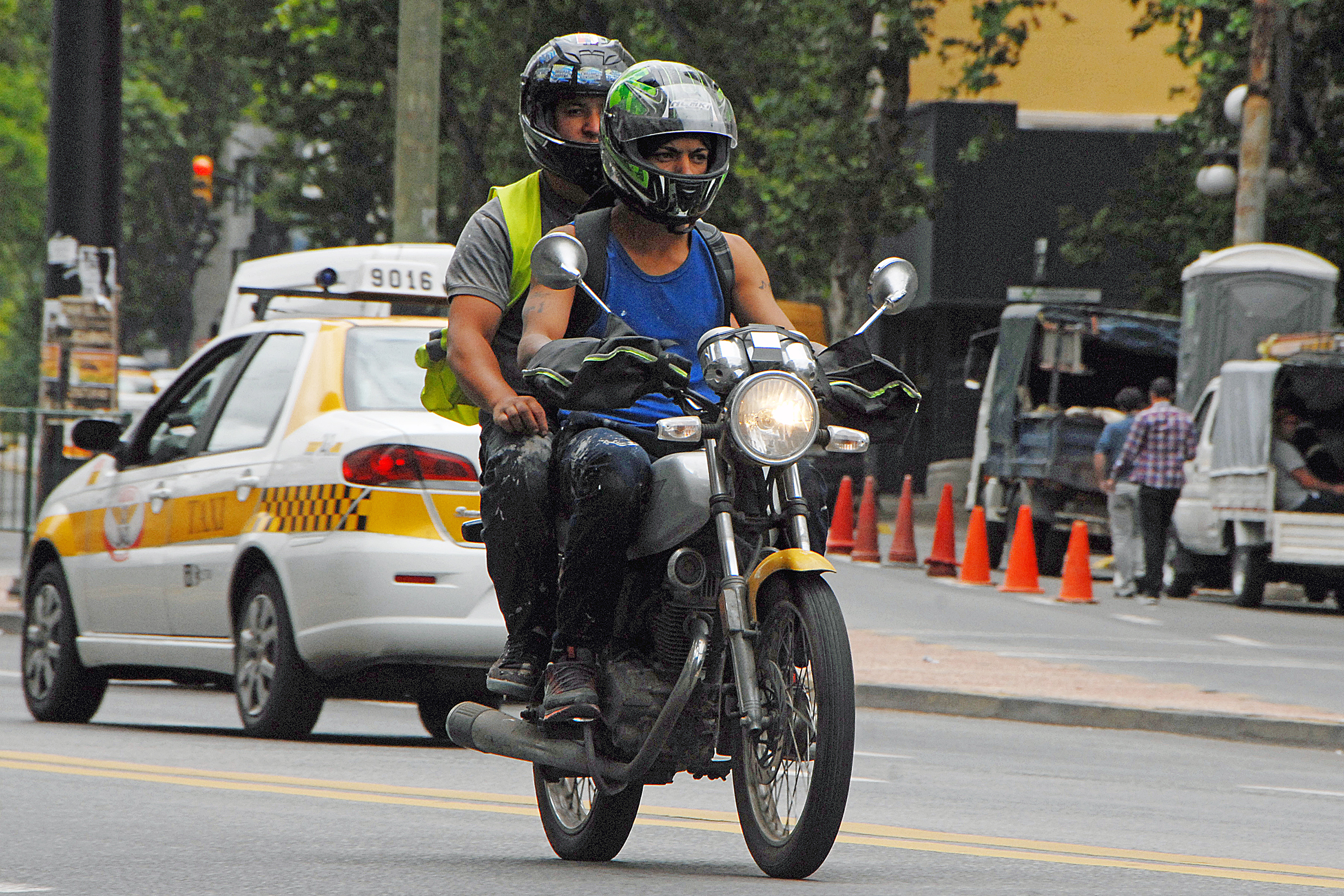Moto circulacndo en avenida 18 de julio