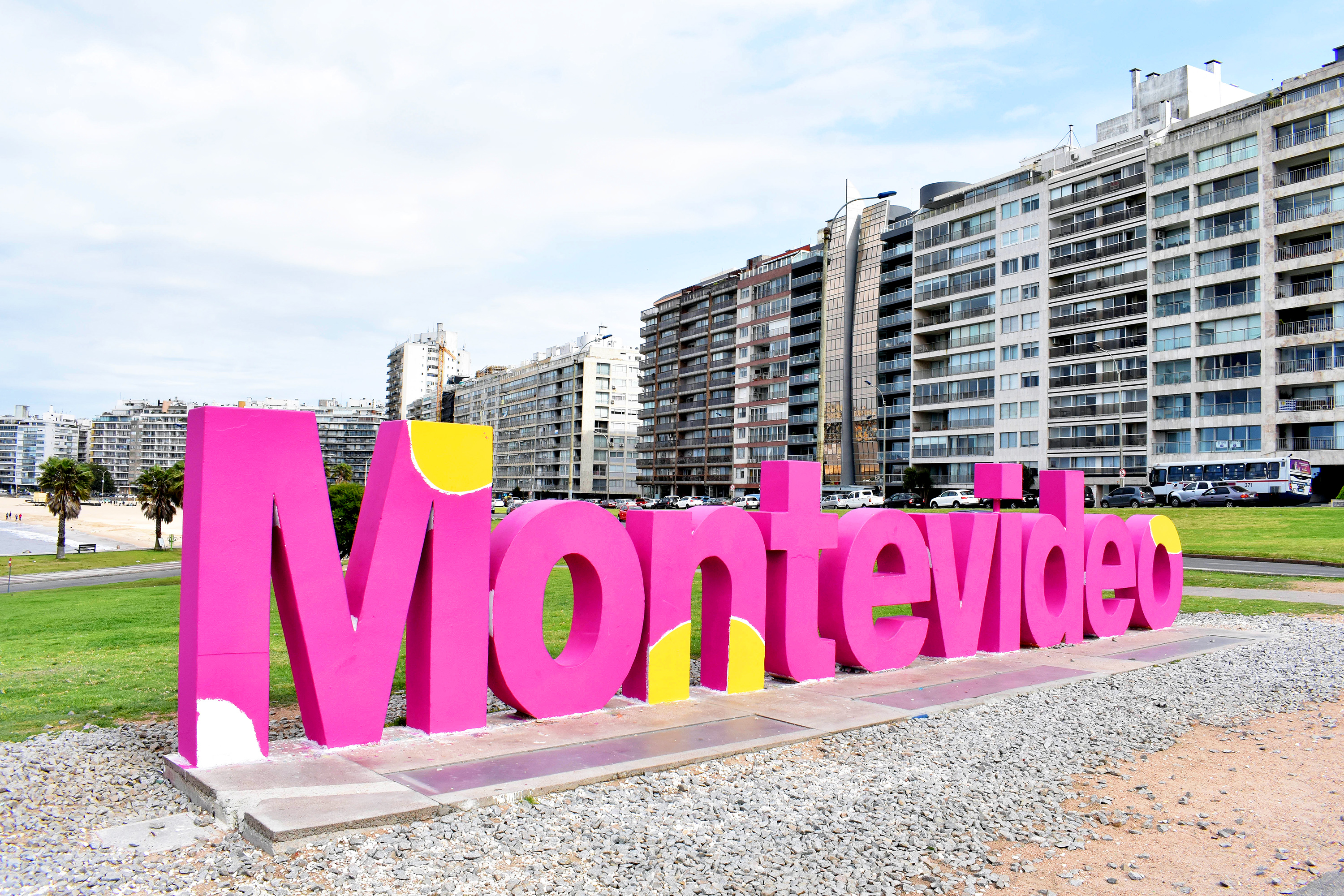 Letras Montevideo Tropical en Kibon