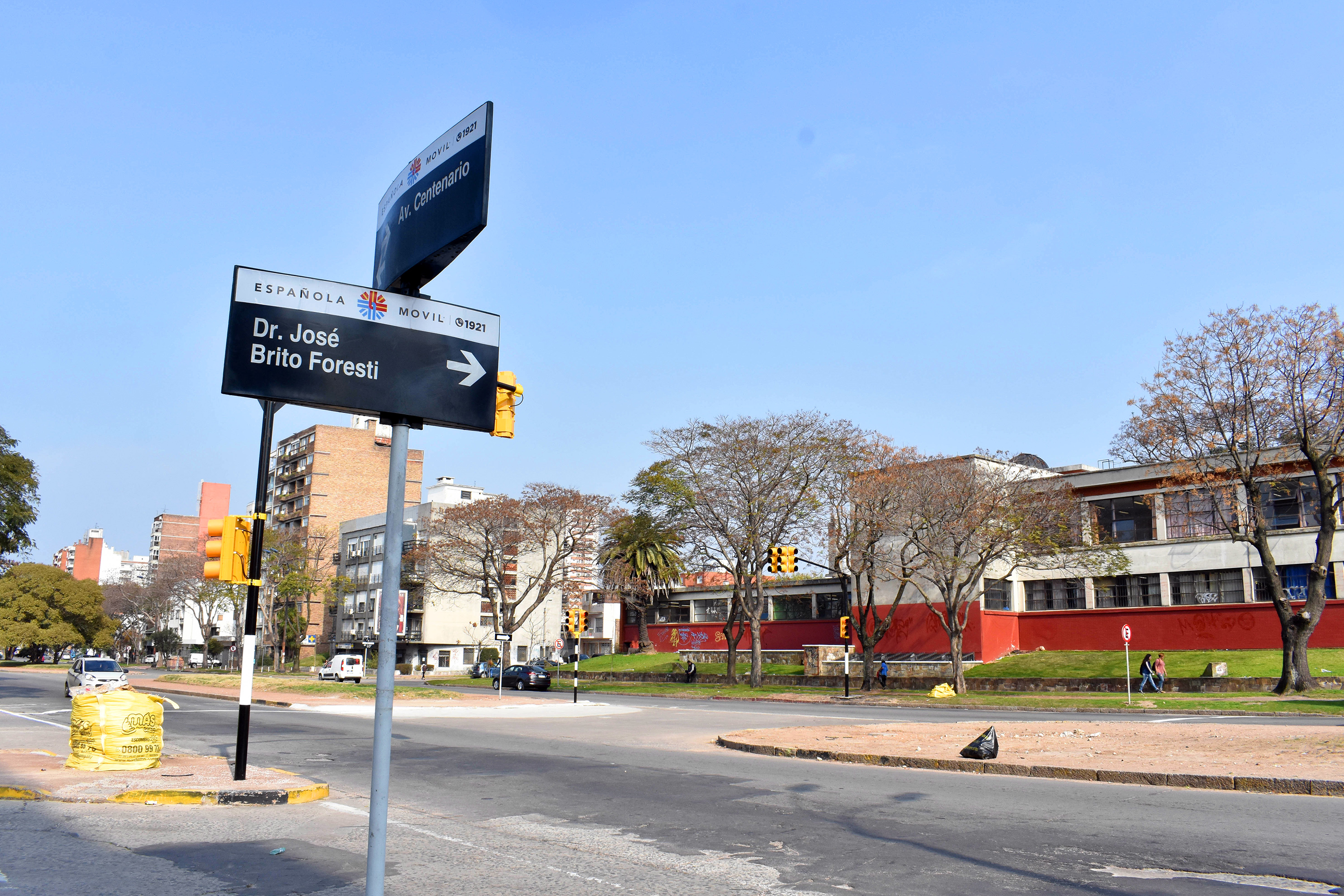 Semáforos Av. Centenario y Brito Foresti