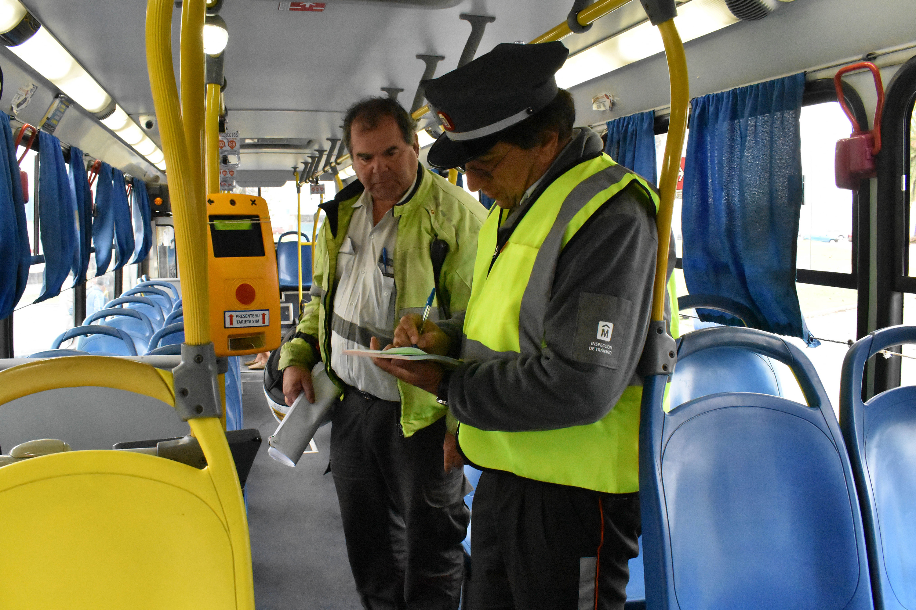 Inspección a ómnibus de transporte público