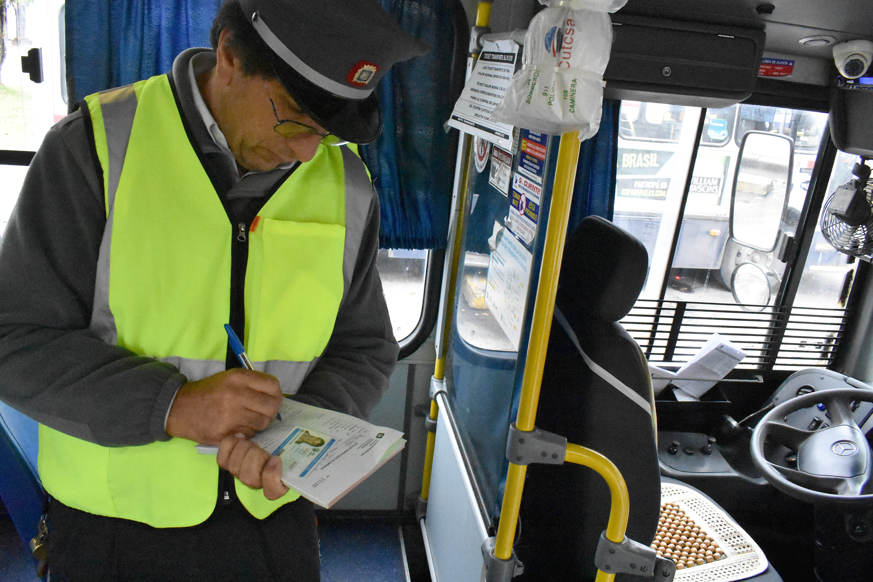 Inspección a ómnibus de transporte público