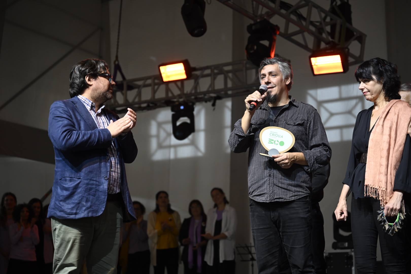 Mauricio Zunino (i), participa de entrega de distinción al grupo La Folclórica, segundo premio en el concurso Guitarra Negra