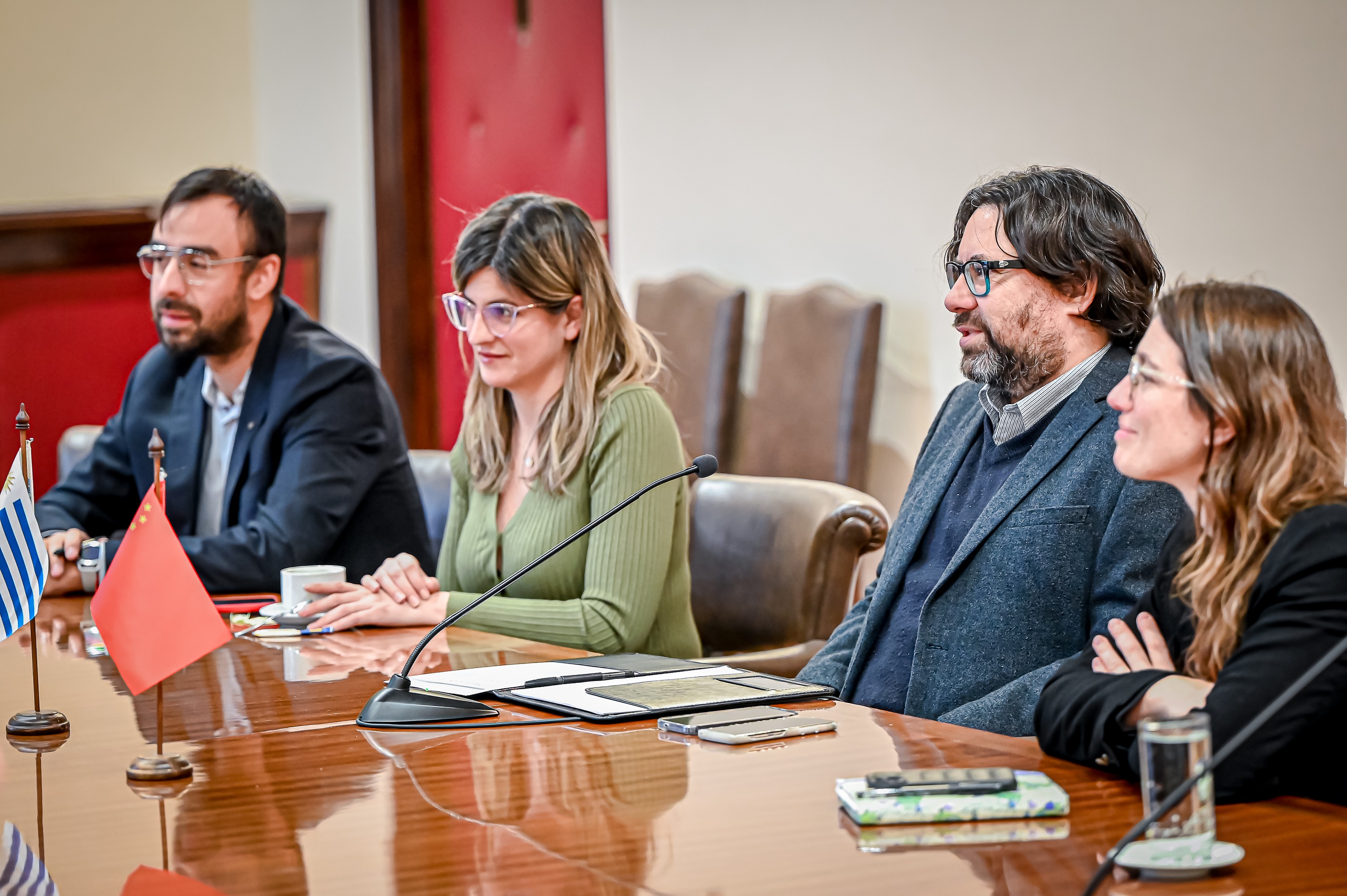 Mauricio Zunino (i) y Fabiana Goyeneche junto a la delegación de la provincia de Hubei ,China