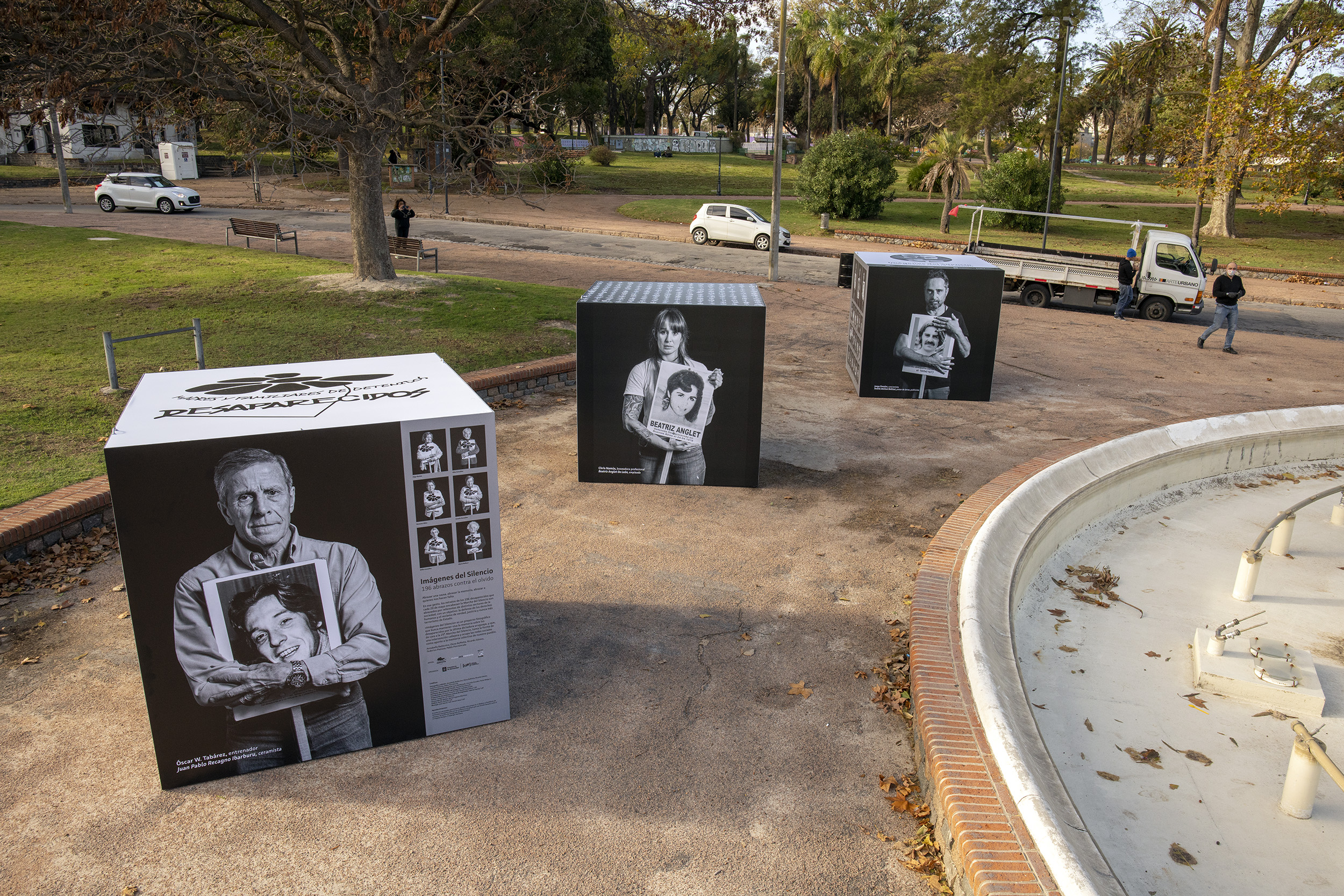 Instalación de cubos móviles de la muestra «Imágenes del silencio »