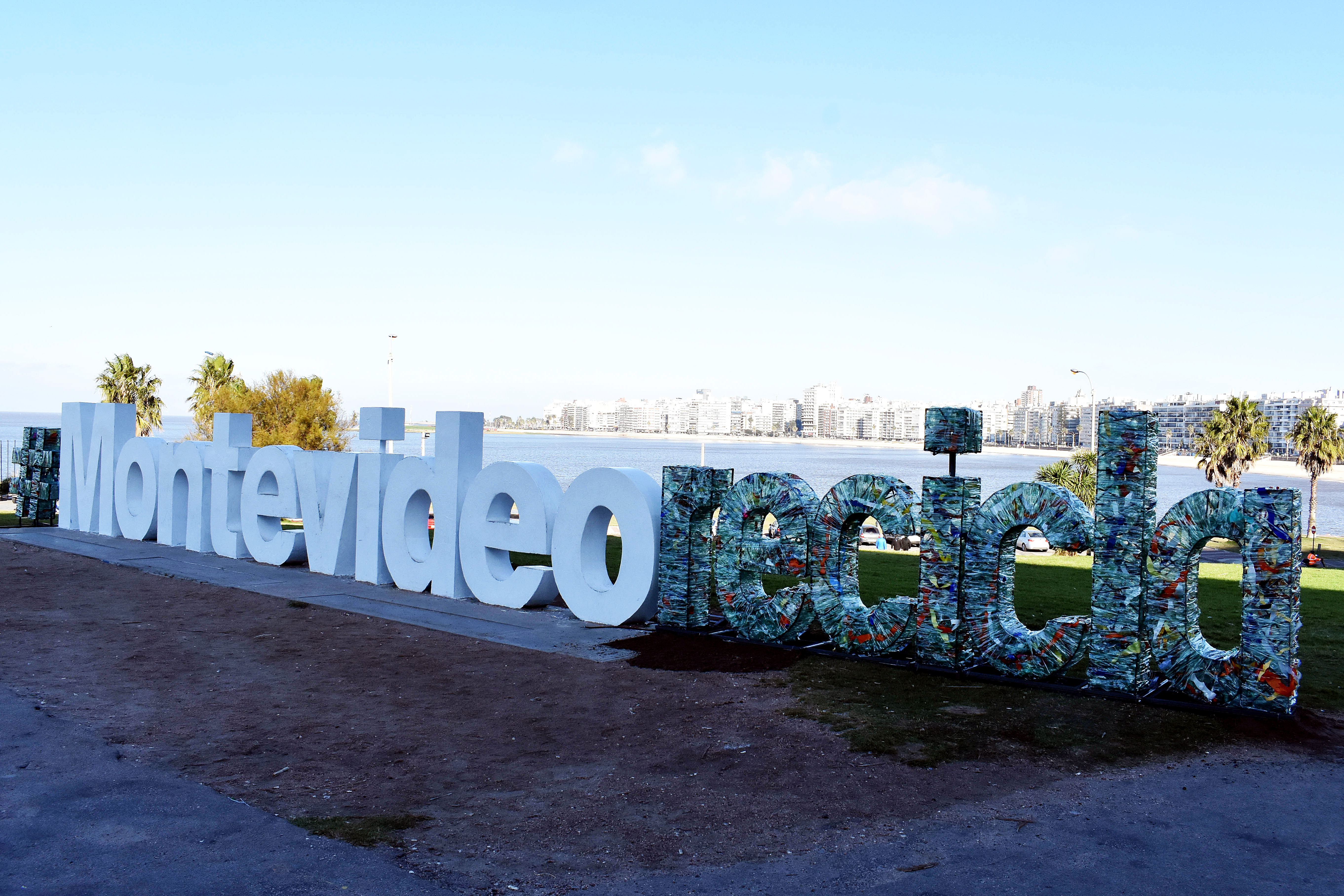Letras de Montevideo con Intendente  por dia del Medio Ambiente Kibon