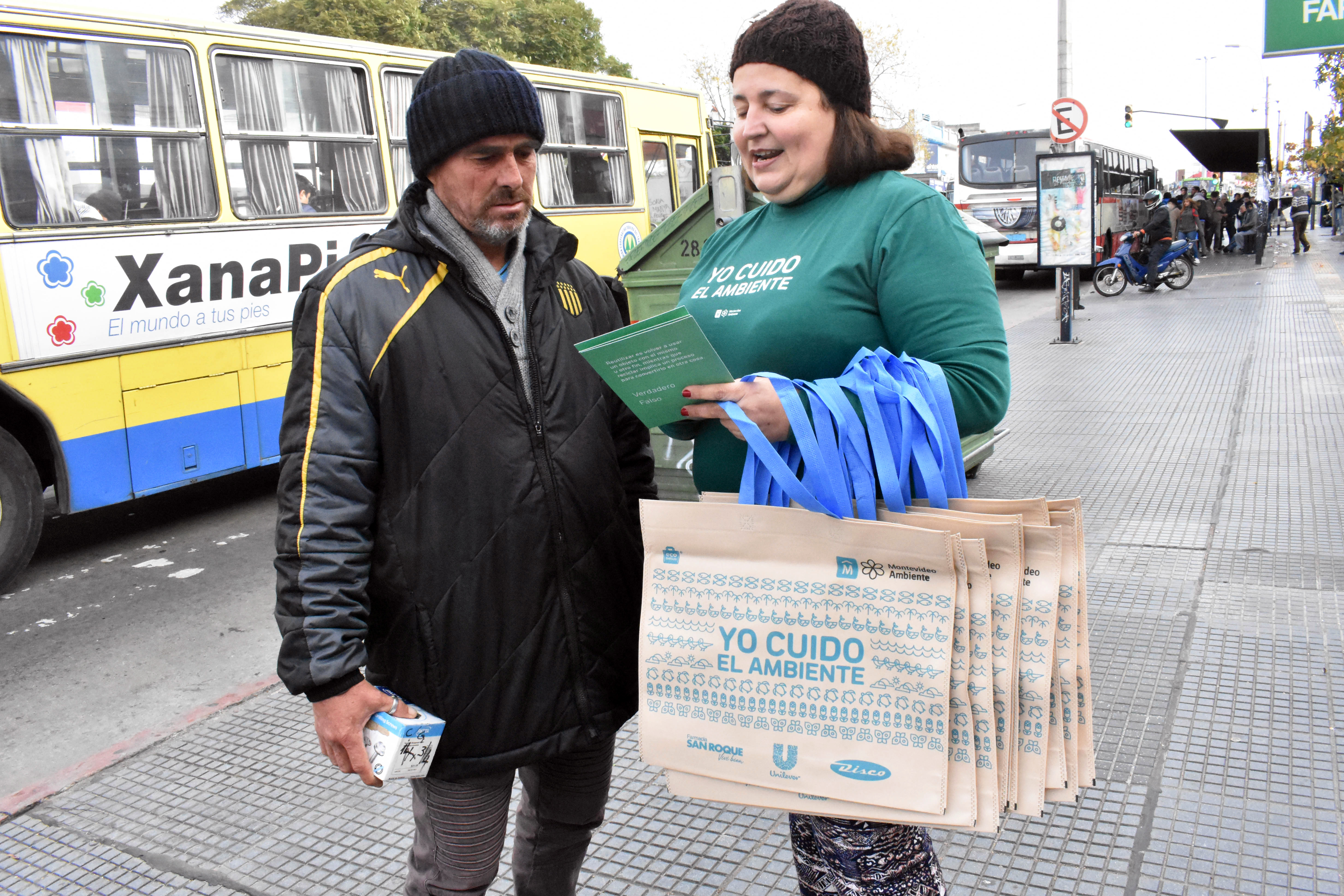 Entrega de bolsas reutilizables