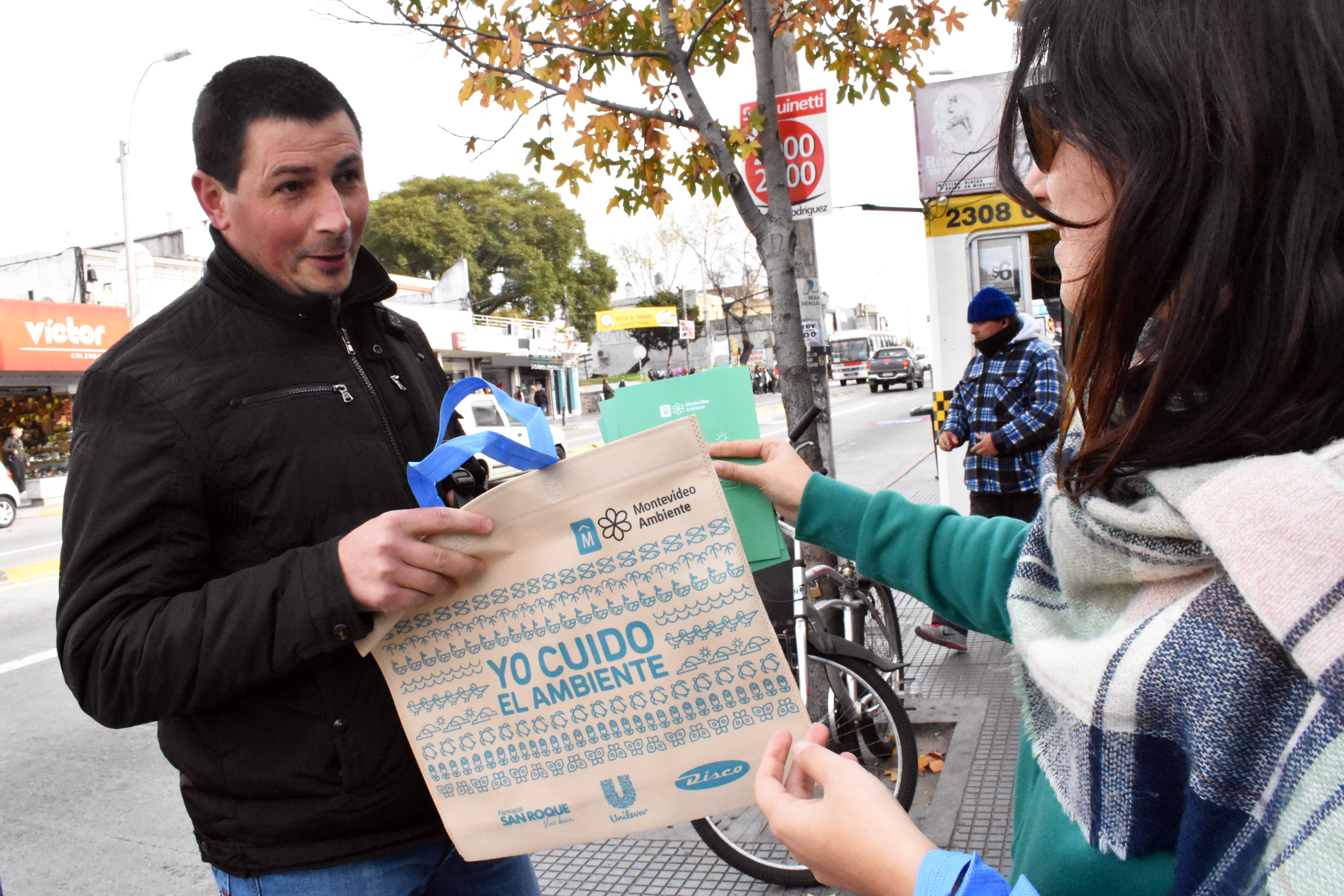 Entrega de bolsas reutilizables