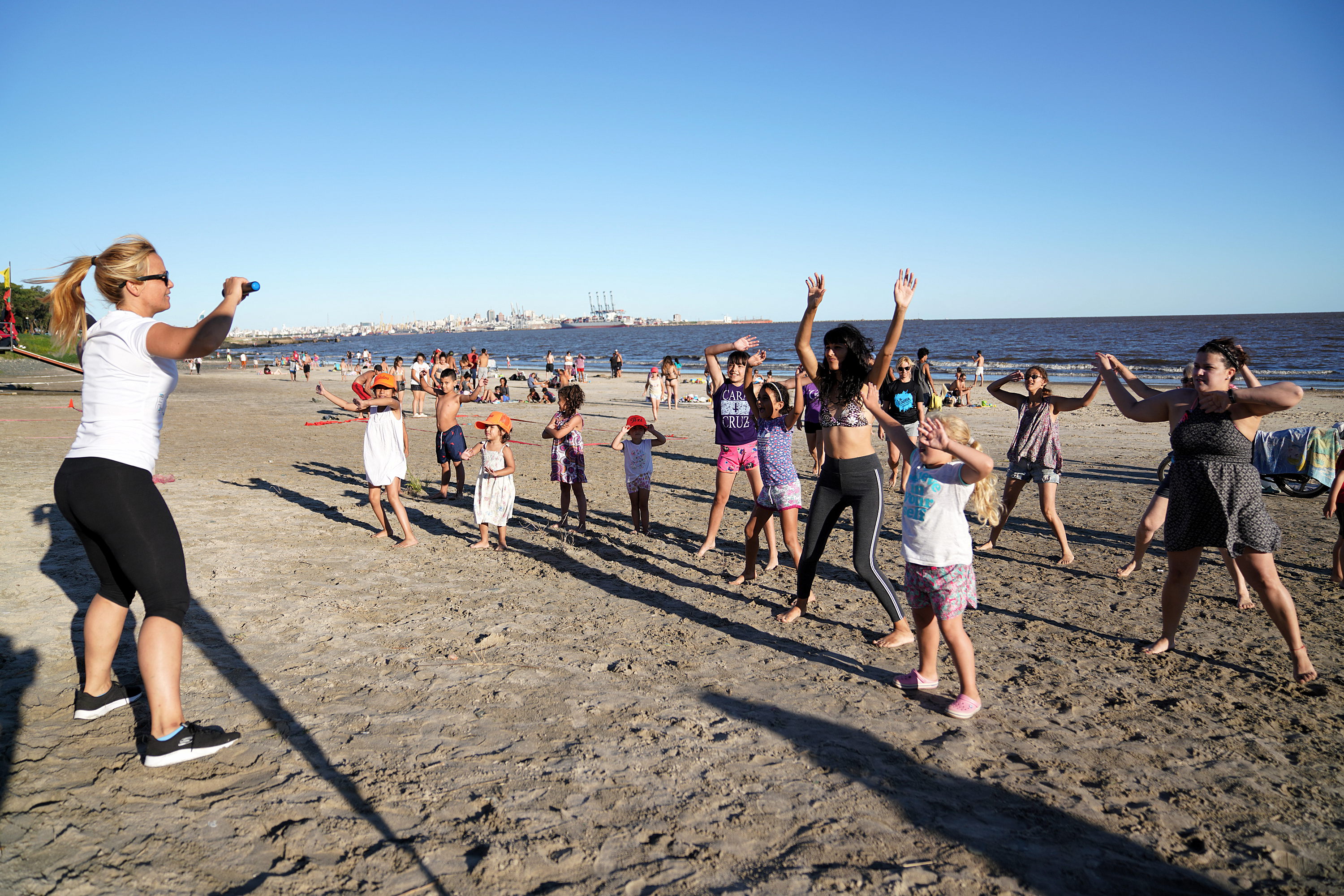 Clase de fitness en la playa del Cerro