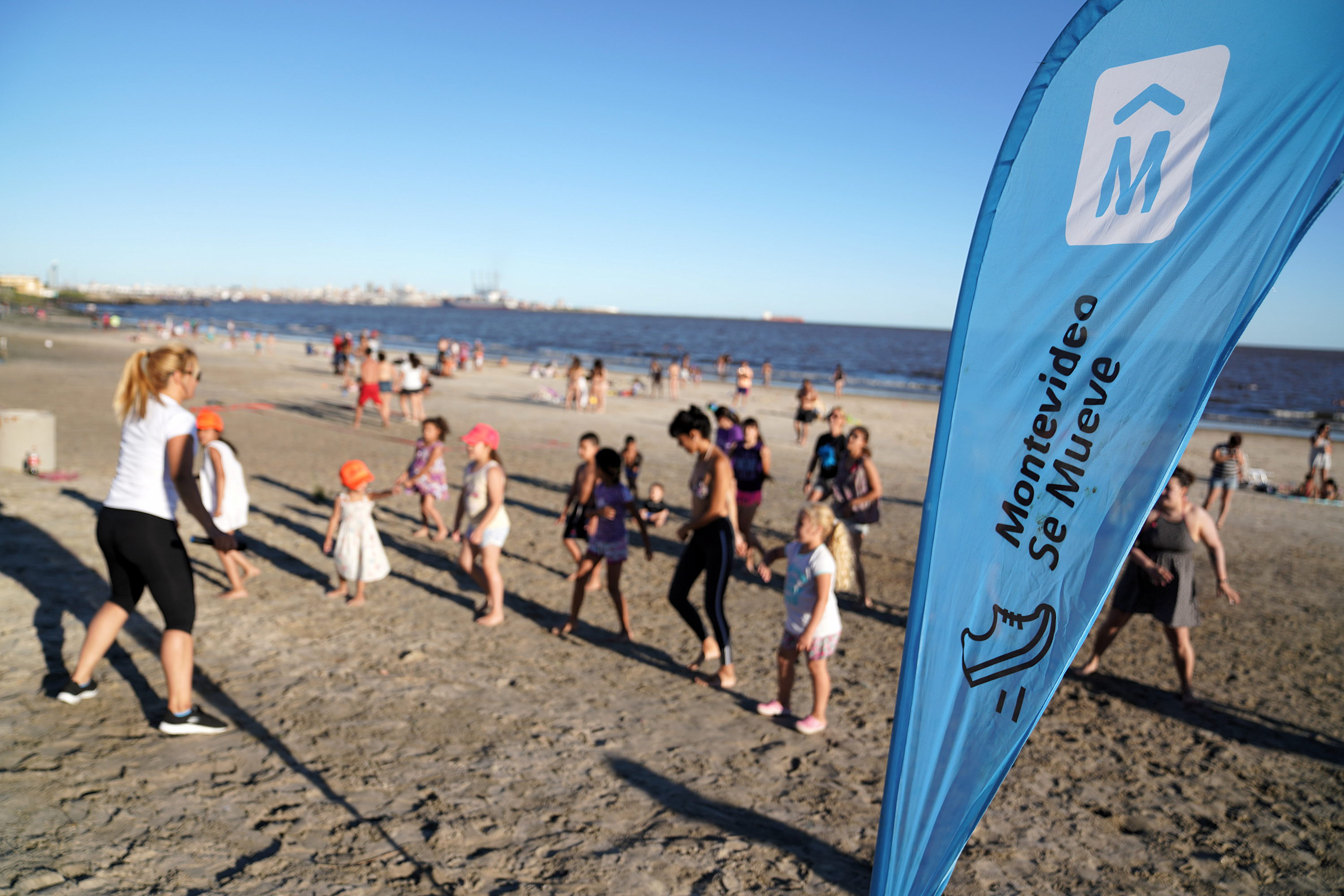 Clase de fitness en la playa del Cerro