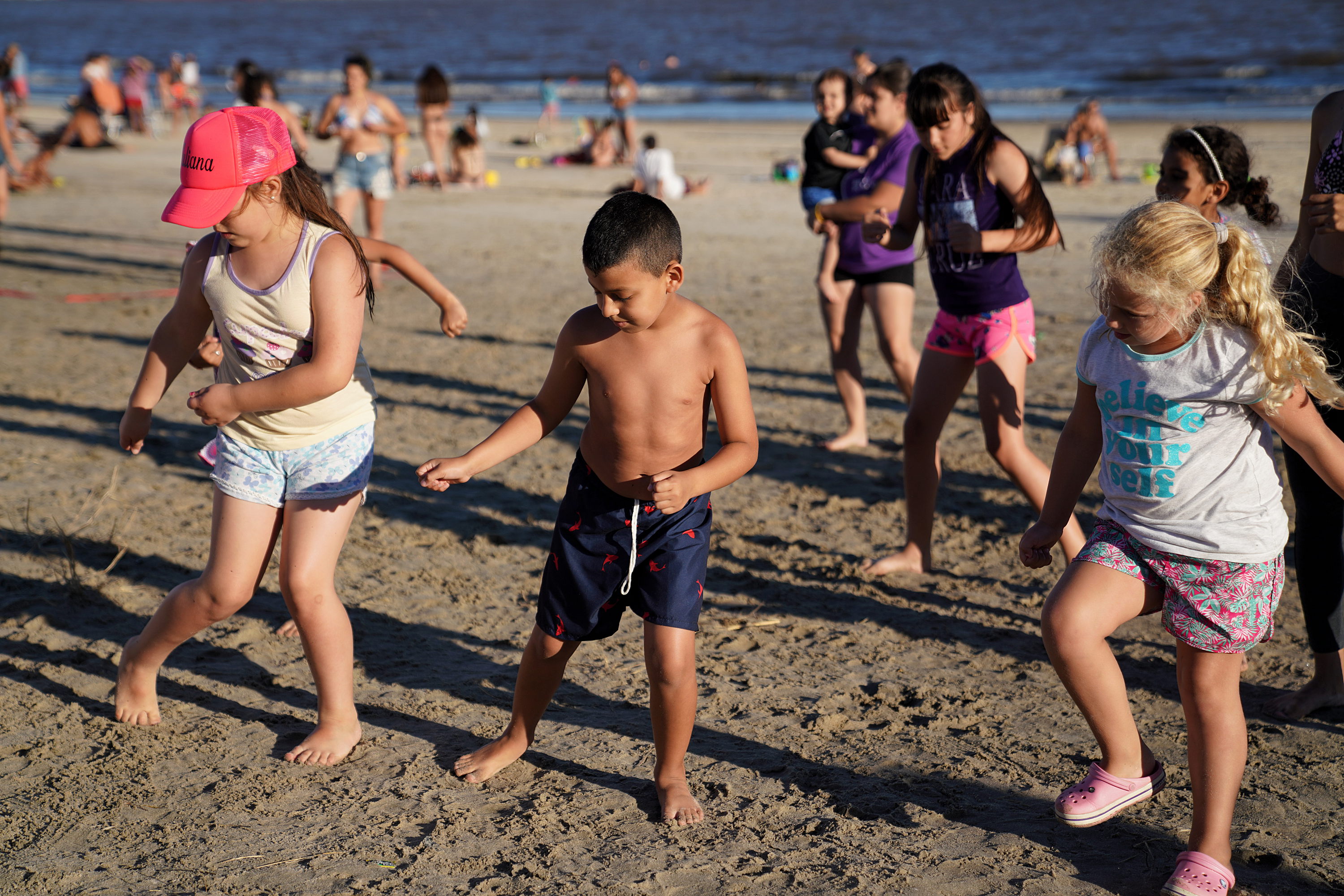 Clase de fitness en la playa del Cerro