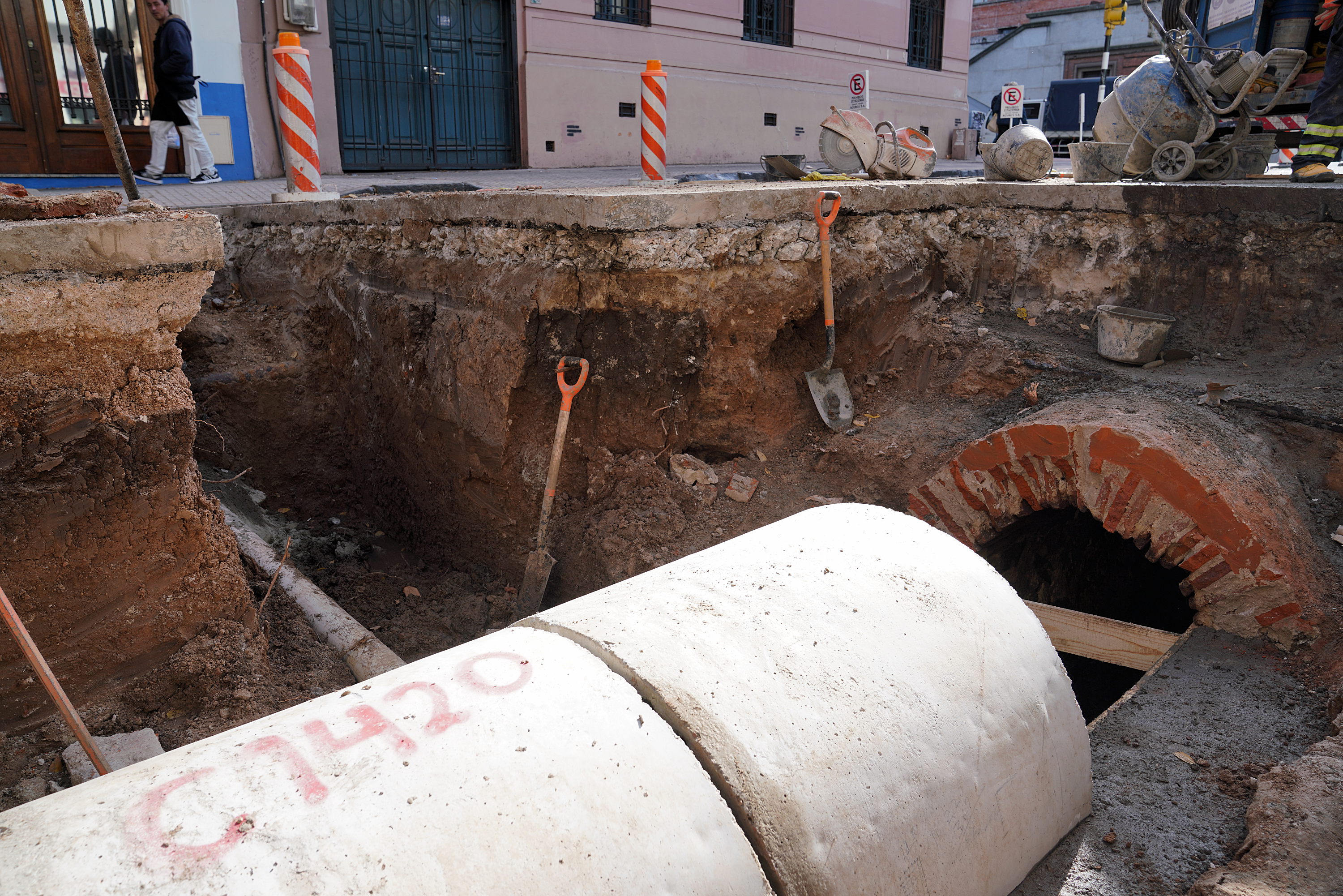 Obra de saneamiento en Santiago de Chile y Soriano