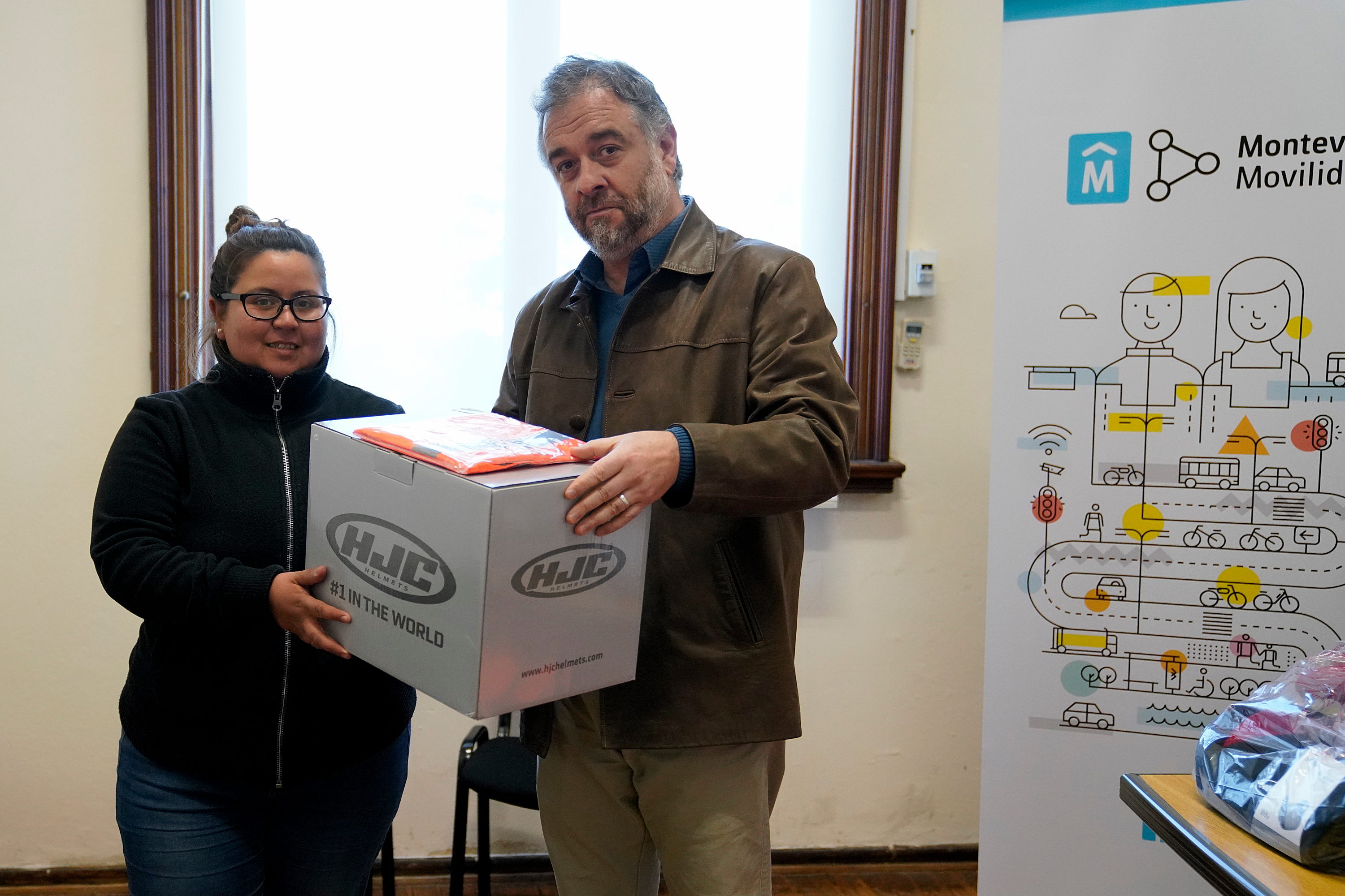 Entrega de cascos y sillas por Movilidad