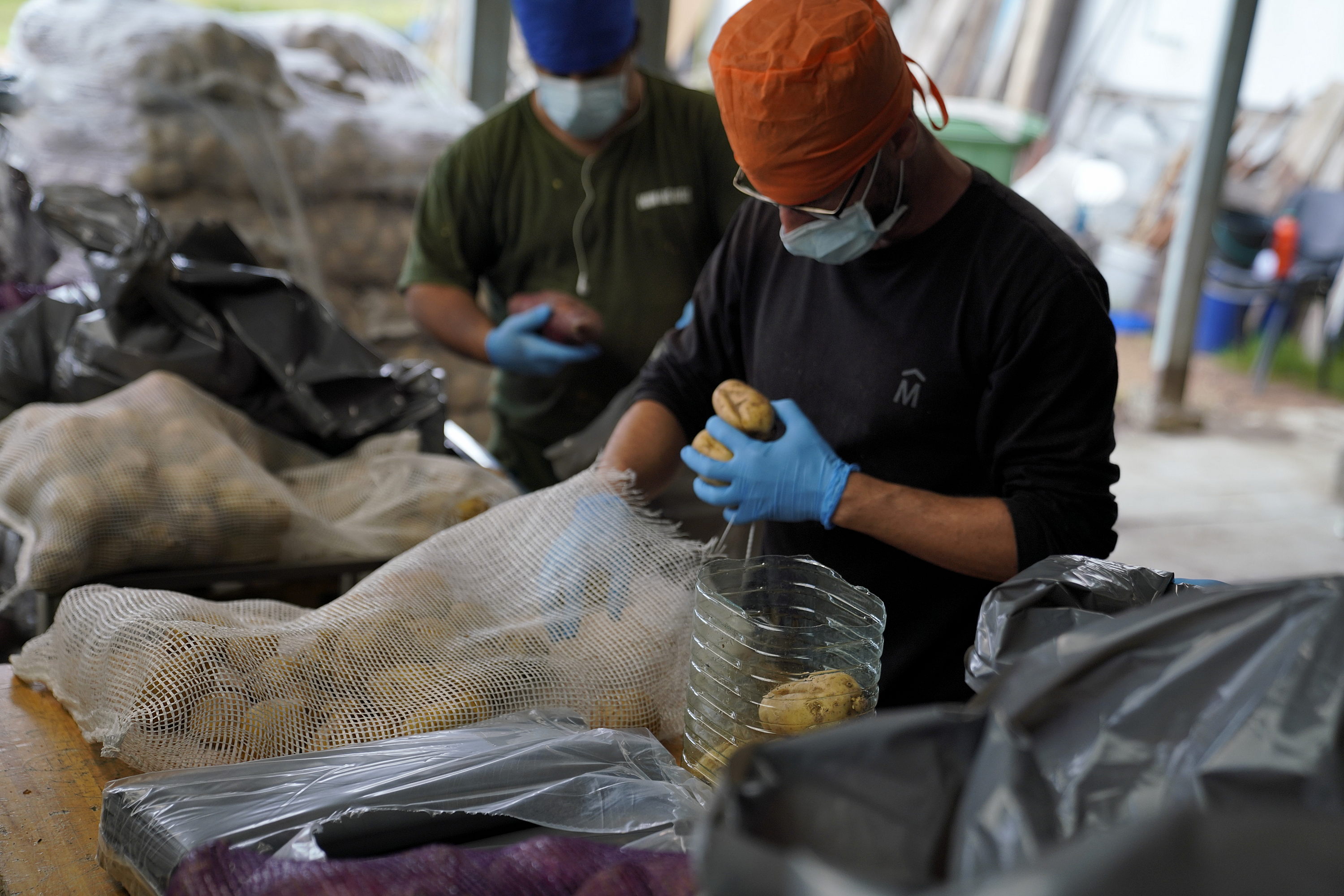 Preparación de canastas alimentarias