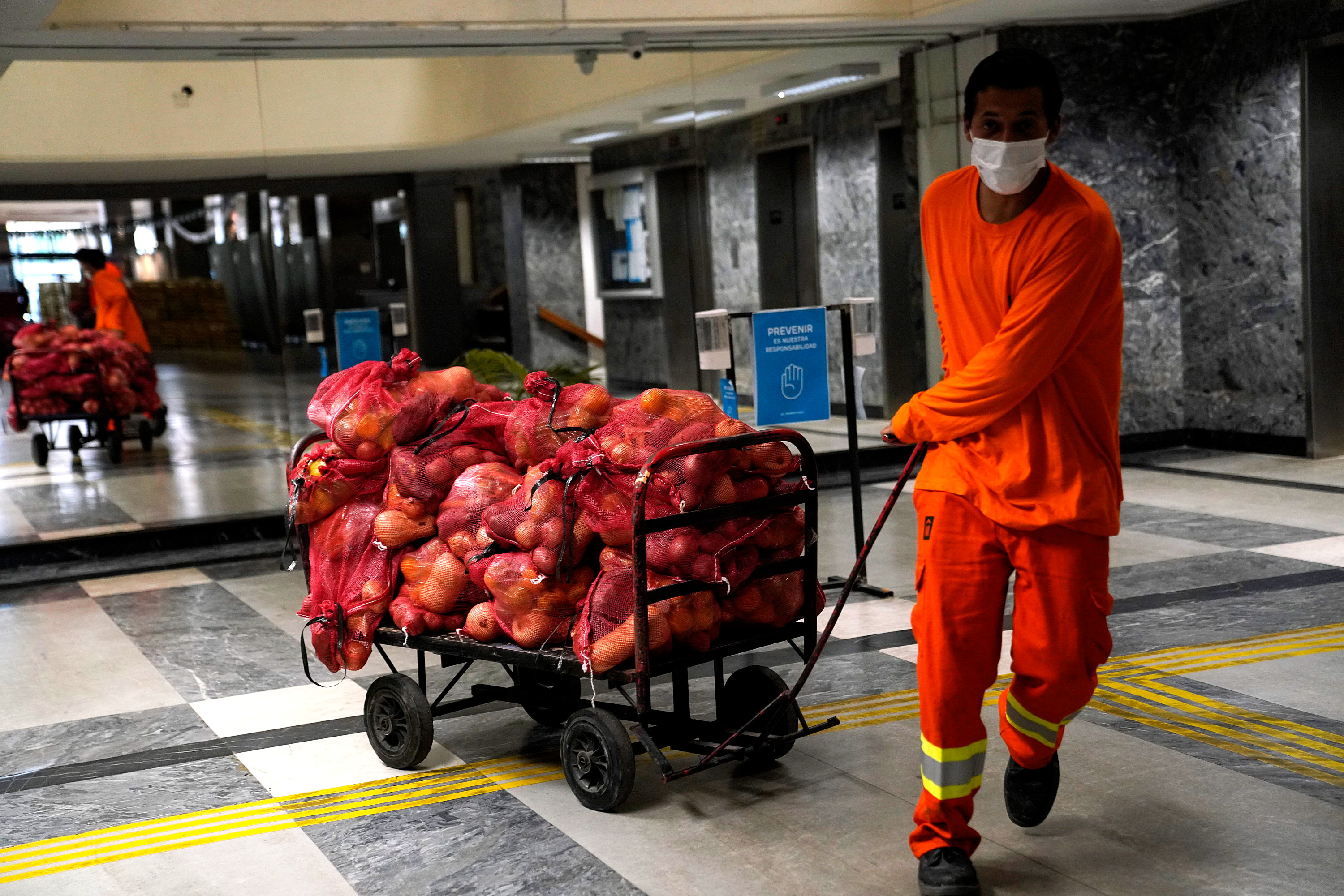 Entrega de canastas alimentarias en el atrio de la IM