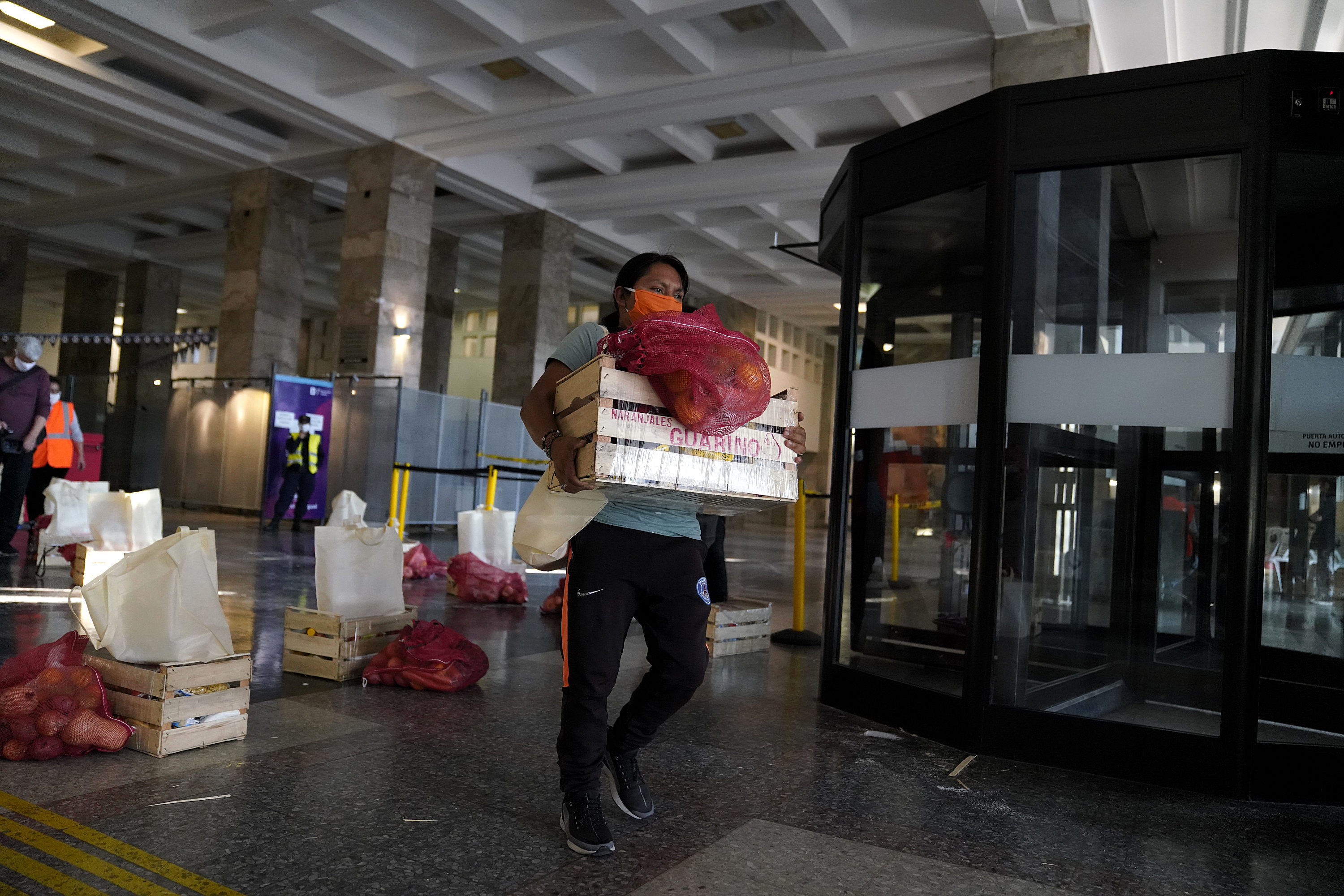 Entrega de canastas alimentarias en el atrio de la IM